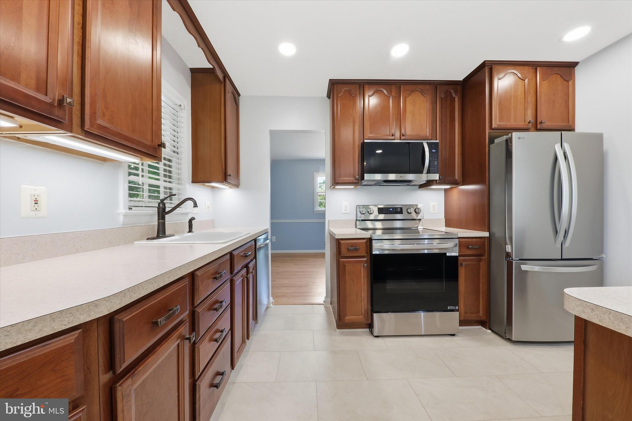 WILLIAMSBURG VILLAGE - Residential