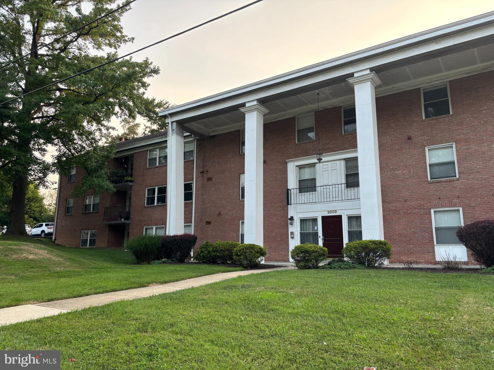 2 bedroom, 2 bath, 2nd floor condo close to UMD. Walking paths to the UMD campus . Kitchen with granite countertops and stainless steel appliances. Master bedroom ha a spacious walk-in closet and attached bathroom with walk-in shower. Jetted bath tub on the hallway bath. one assigned parking space.