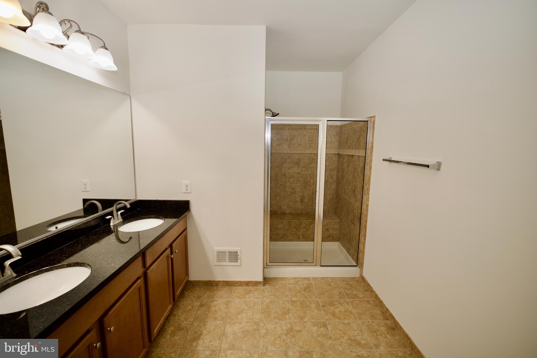 STONE RIDGE LANDBAY 5R - Residential Lease