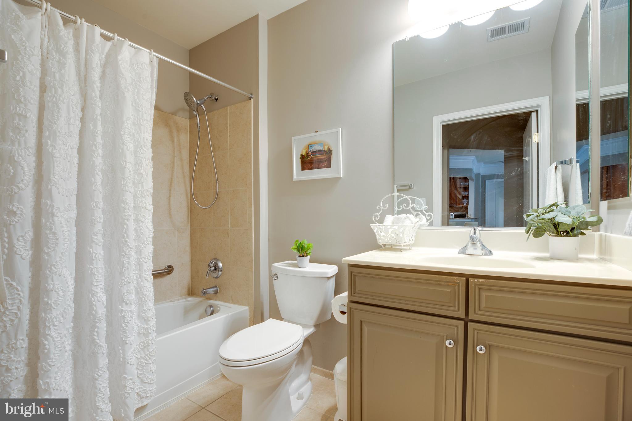 SAINTSBURY PLAZA - Residential