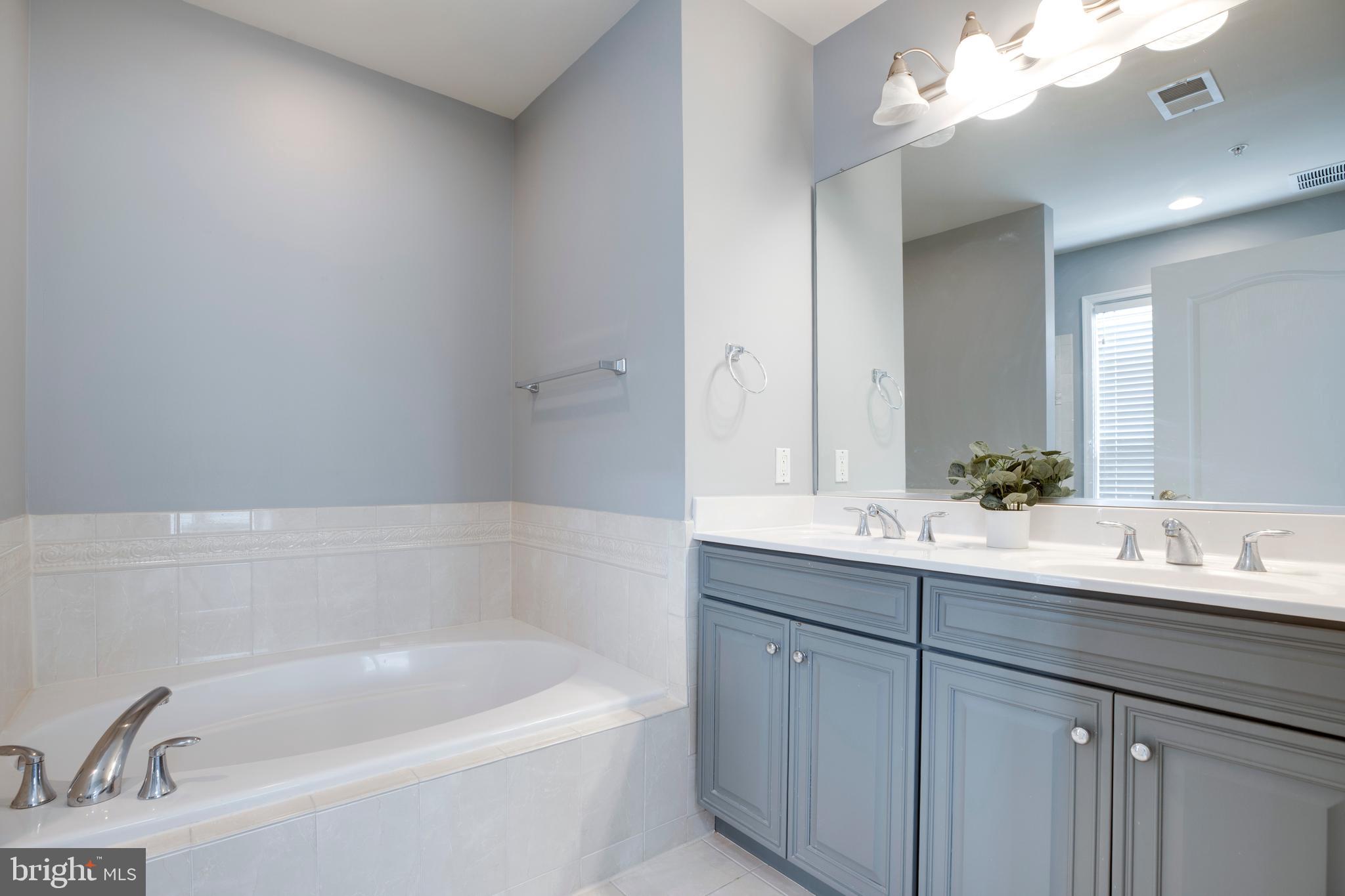 SAINTSBURY PLAZA - Residential