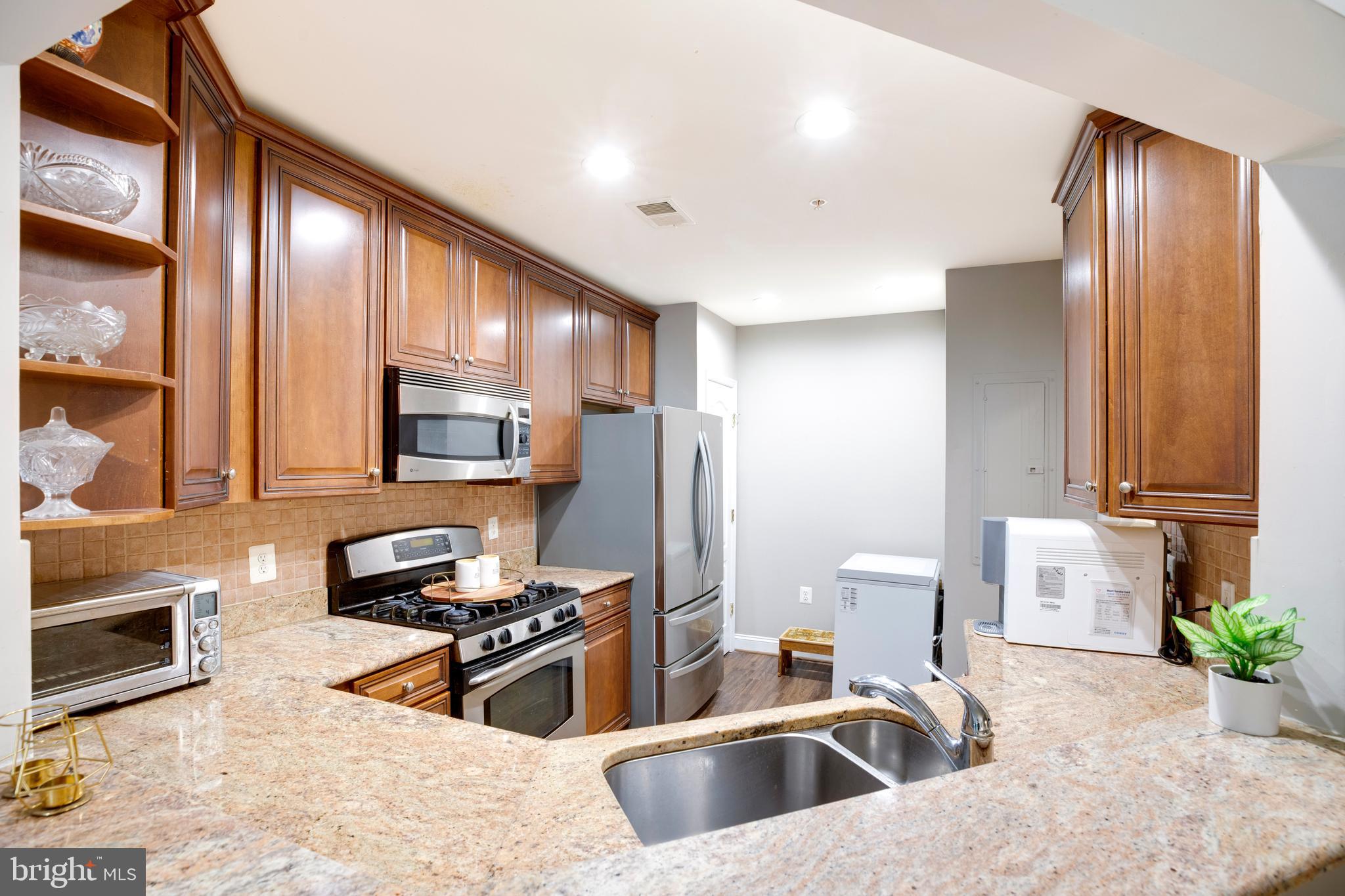 SAINTSBURY PLAZA - Residential
