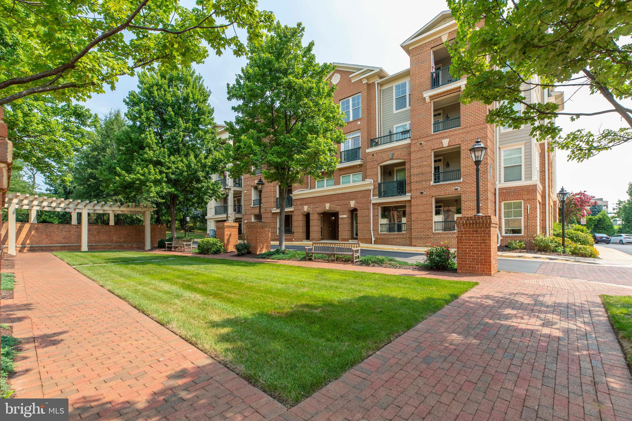 SAINTSBURY PLAZA - Residential