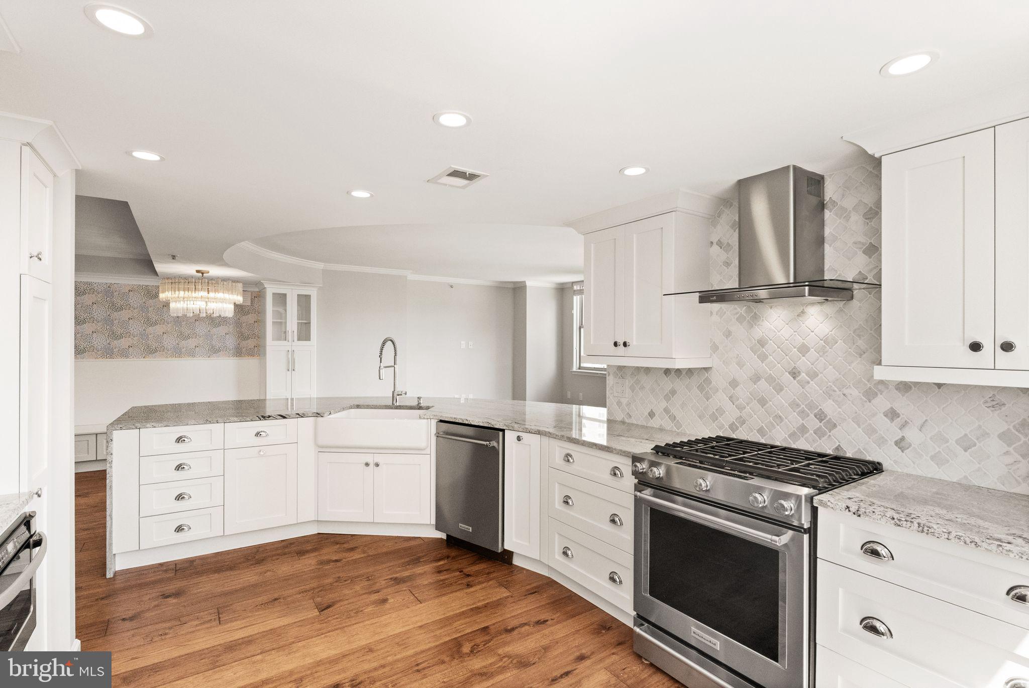 LEXINGTON SQUARE - Residential