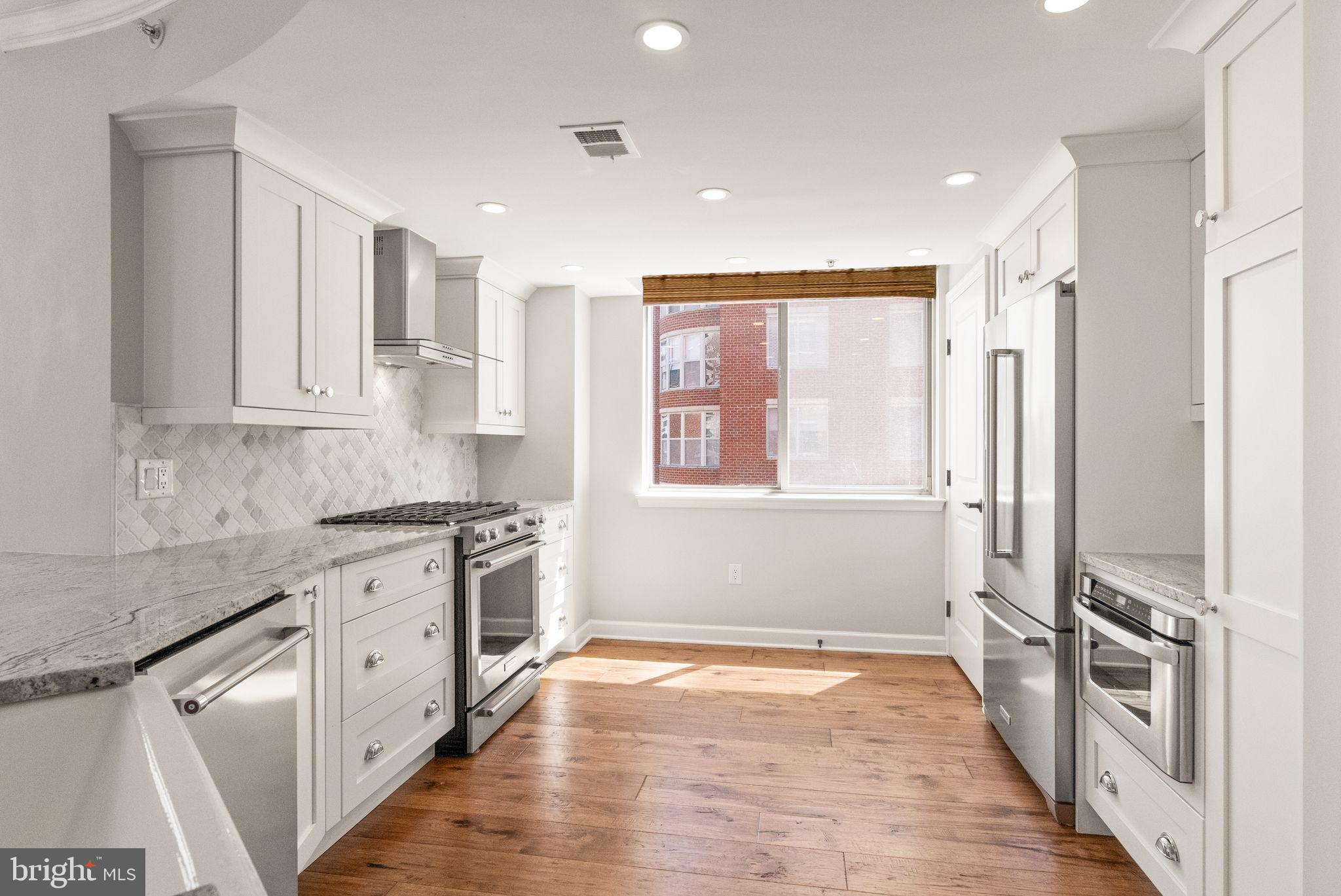 LEXINGTON SQUARE - Residential