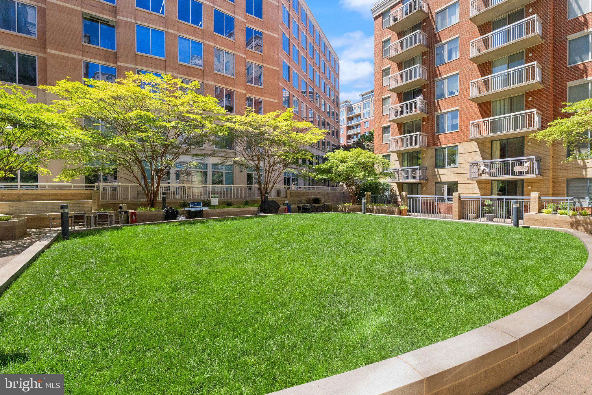 LEXINGTON SQUARE - Residential