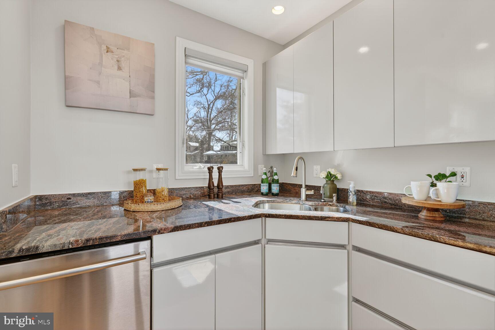 THE WILLIAMSBURG - Residential