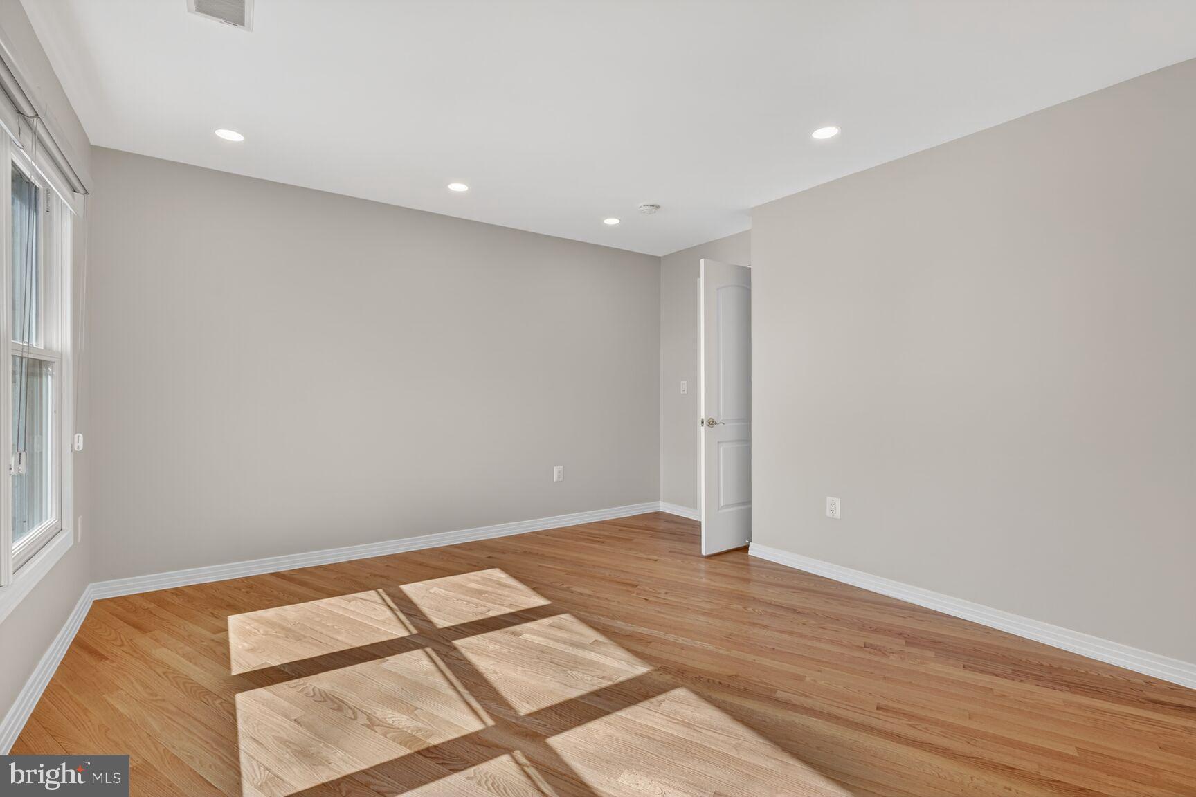 THE WILLIAMSBURG - Residential
