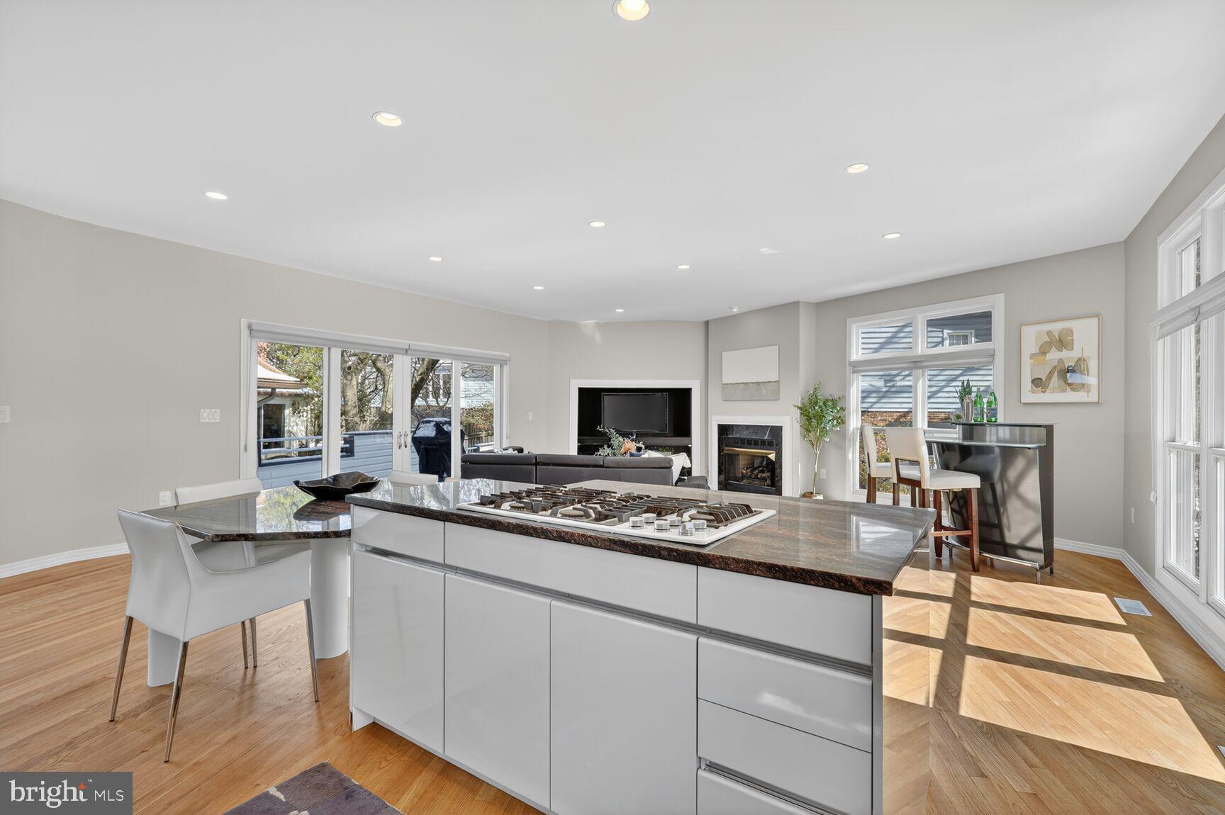 THE WILLIAMSBURG - Residential