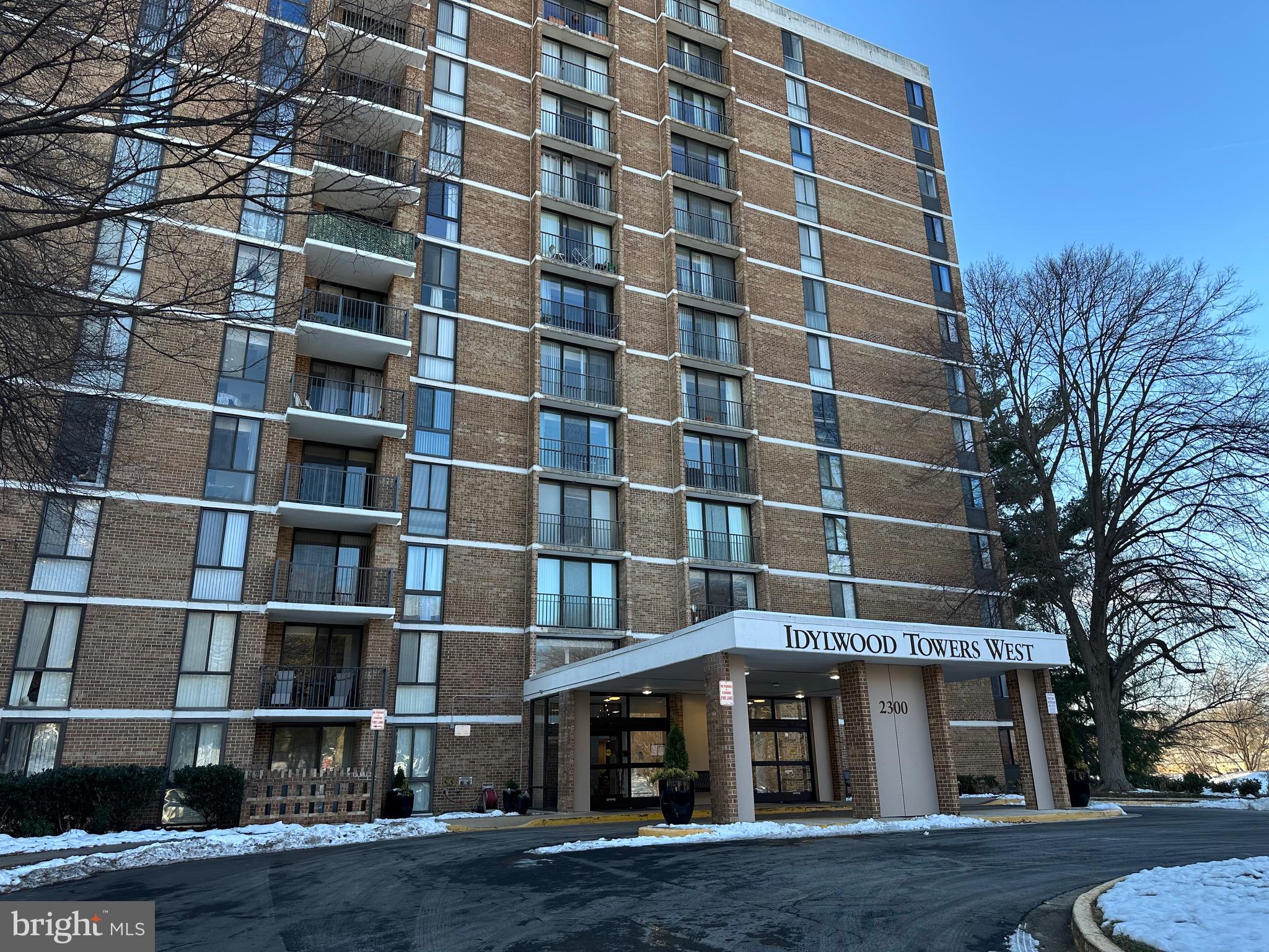 This is a must see lots of Light & Bright w/ so much to offer! In-unit washer/dryer, warm colors & neutral carpet throughout, SS appliances & glazed cabinets. Enjoy a treetop view from balcony. Minutes to Tysons, rt.7, i495, 66; a commuters dream, plus walk to lots of great shops & restaurants: Whole Foods, Starbucks, Trader Joes, & more. 1.2m to METRO. Pool, GYM, tennis, party room, & pet friendly. All utilities included.