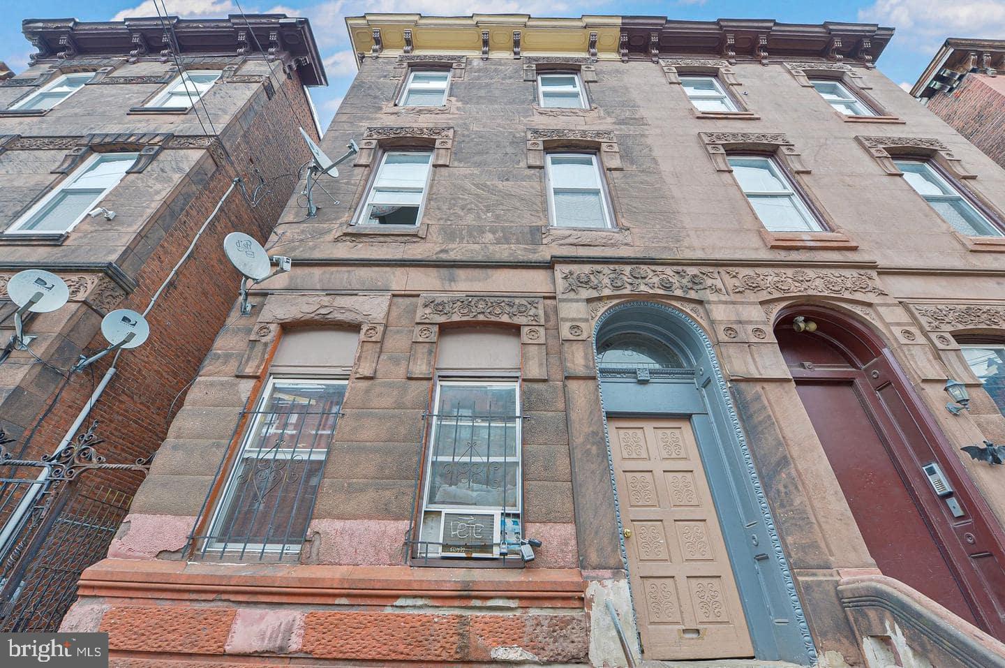 INVESTORS! INVESTORS! WELCOME! Rental investment property is only 5 blocks away from Broad Street! The building offers 6 rental apartments and is within walking distance to many popular attractions such as public transportation, and the University. Students will also love this location, as the University is a mere 0.2-mile walk from the Liacouras Center. The building is located where morning classes are less than half a mile walk. Apartments are split into 2 on each floor. Each unit contains one bathroom, one bedroom, and one full kitchen. The full basement contains the utilities, which are separated by respective units and are billed separately to each renter (water, electricity, and heating). 投资者注意！ 本物业共 6 个单元，已全部出租，布局合理，已获得相关许可，是理想的投资型租赁物业。距离 Broad Street 和 Temple University 仅 5 个街区，地理位置优越，步行即可到达公共交通、大学及其他热门景点，非常适合上班族或学生居住。 对于学生来说，步行至 Liacouras Center 仅 0.2 英里，上学生活极为便利。每层楼设有 2 个单元，每个单元均配备 1 间卧室、1 间浴室和 1 间全功能厨房。此外，整栋楼设有独立地下室，包含公用设施，并各单元独立计费（水、电、暖气），极大提升了管理的便捷性。房东是讲中文的外国人。