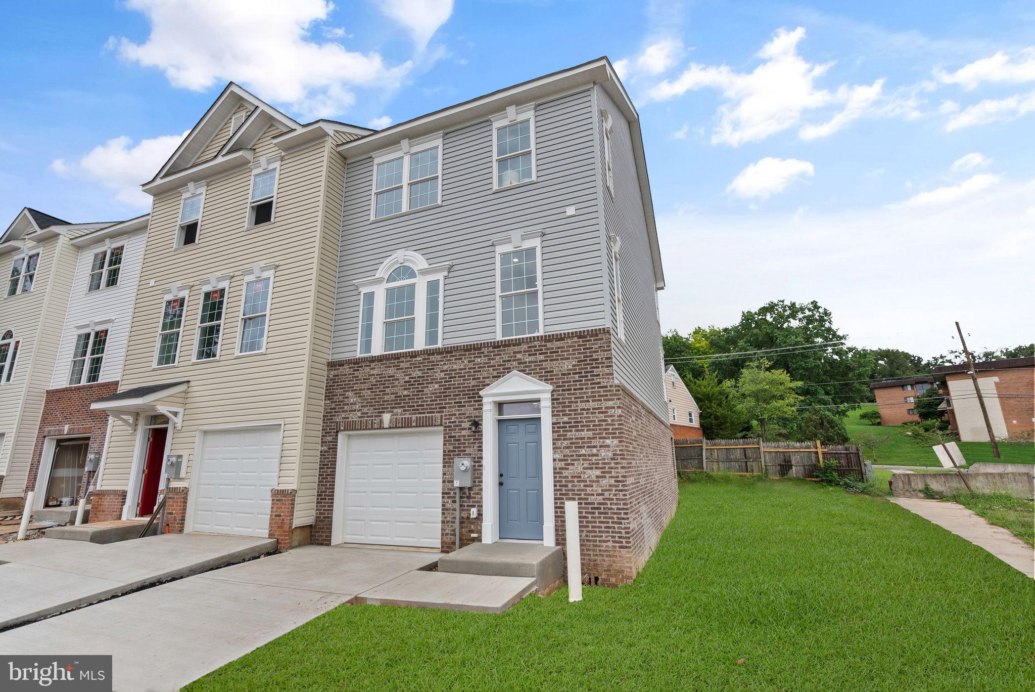COLUMBIA RUN TOWNHOMES - Residential