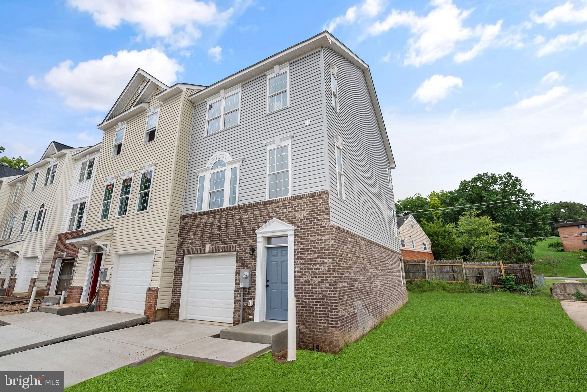 COLUMBIA RUN TOWNHOMES - Residential