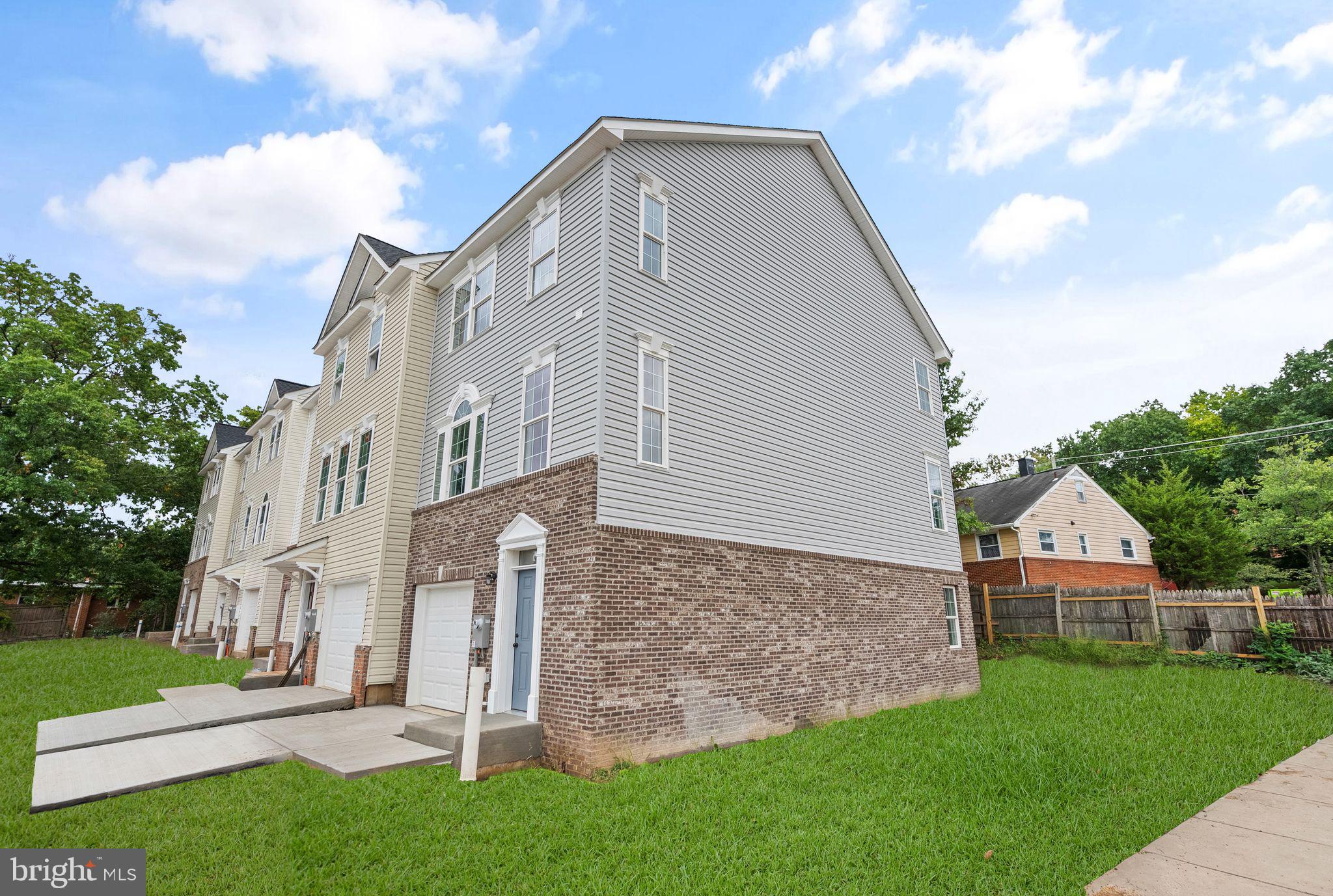 COLUMBIA RUN TOWNHOMES - Residential