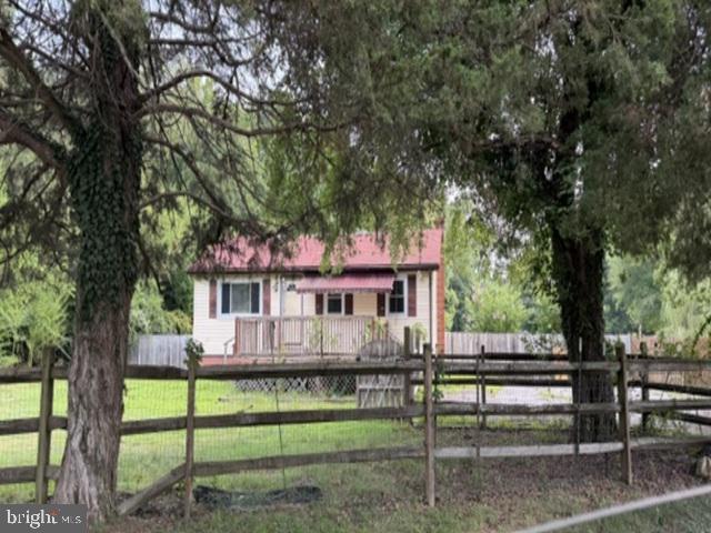 Built in 1960, this one level home offers approximately 936 finished square feet, three bedrooms and one full
bath, unfinished basement and covered front porch. This home sits on an approximate 117612 sqft lot.