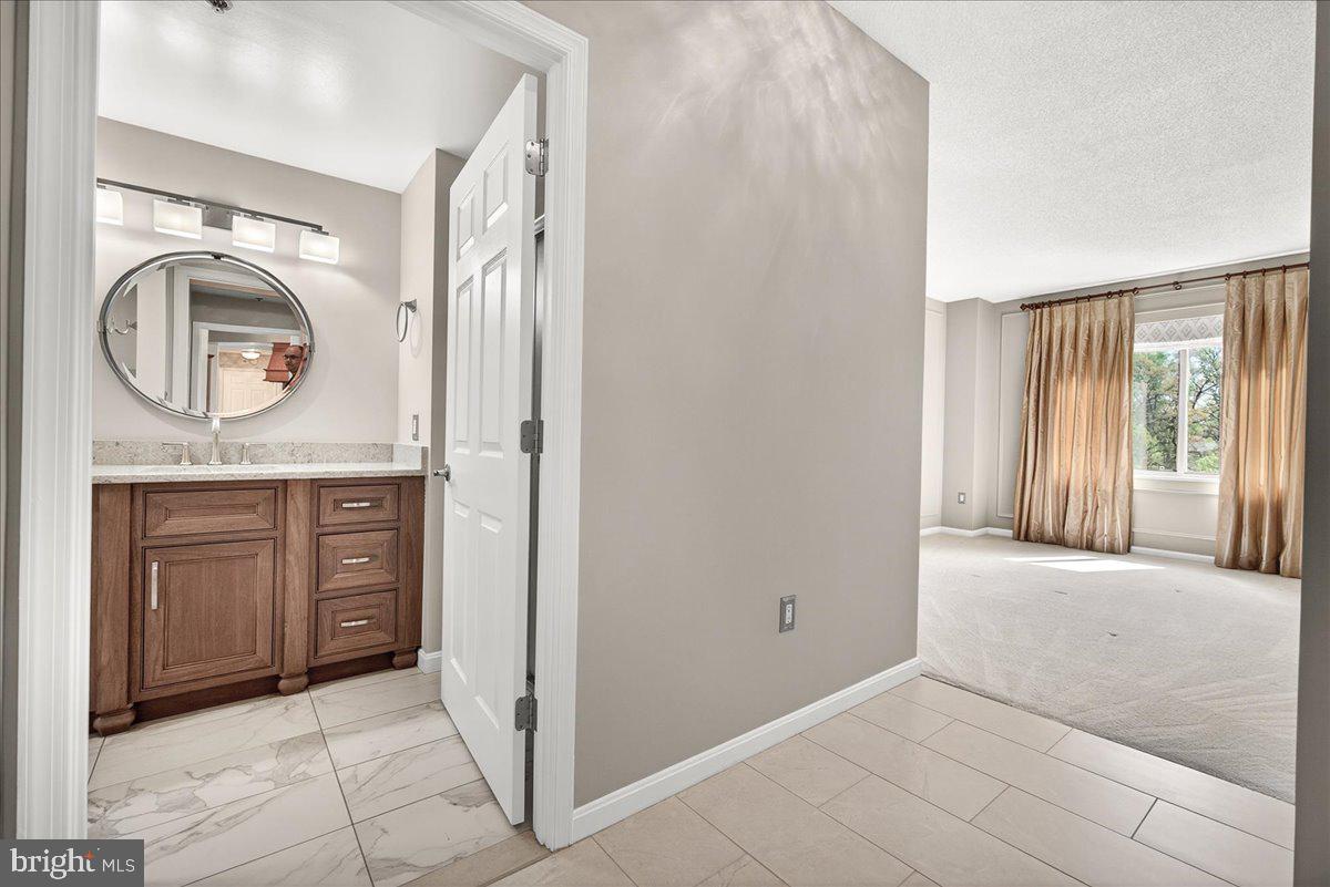 VANTAGE POINT EAST @ LEISURE WORLD - Residential