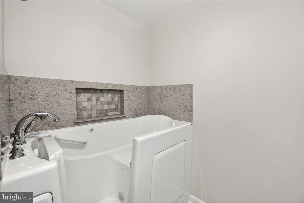 VANTAGE POINT EAST @ LEISURE WORLD - Residential