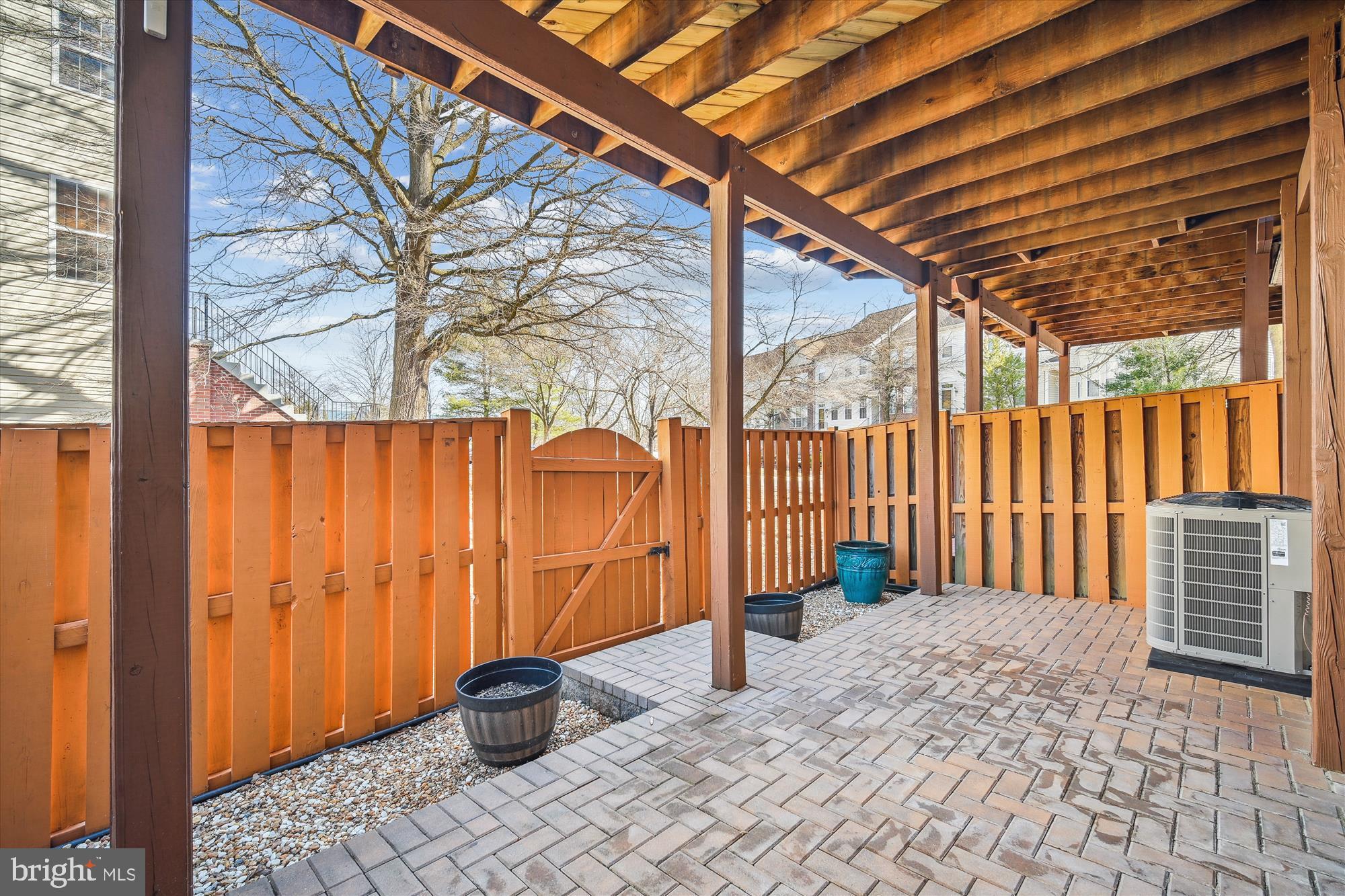ISLAND CREEK - Residential