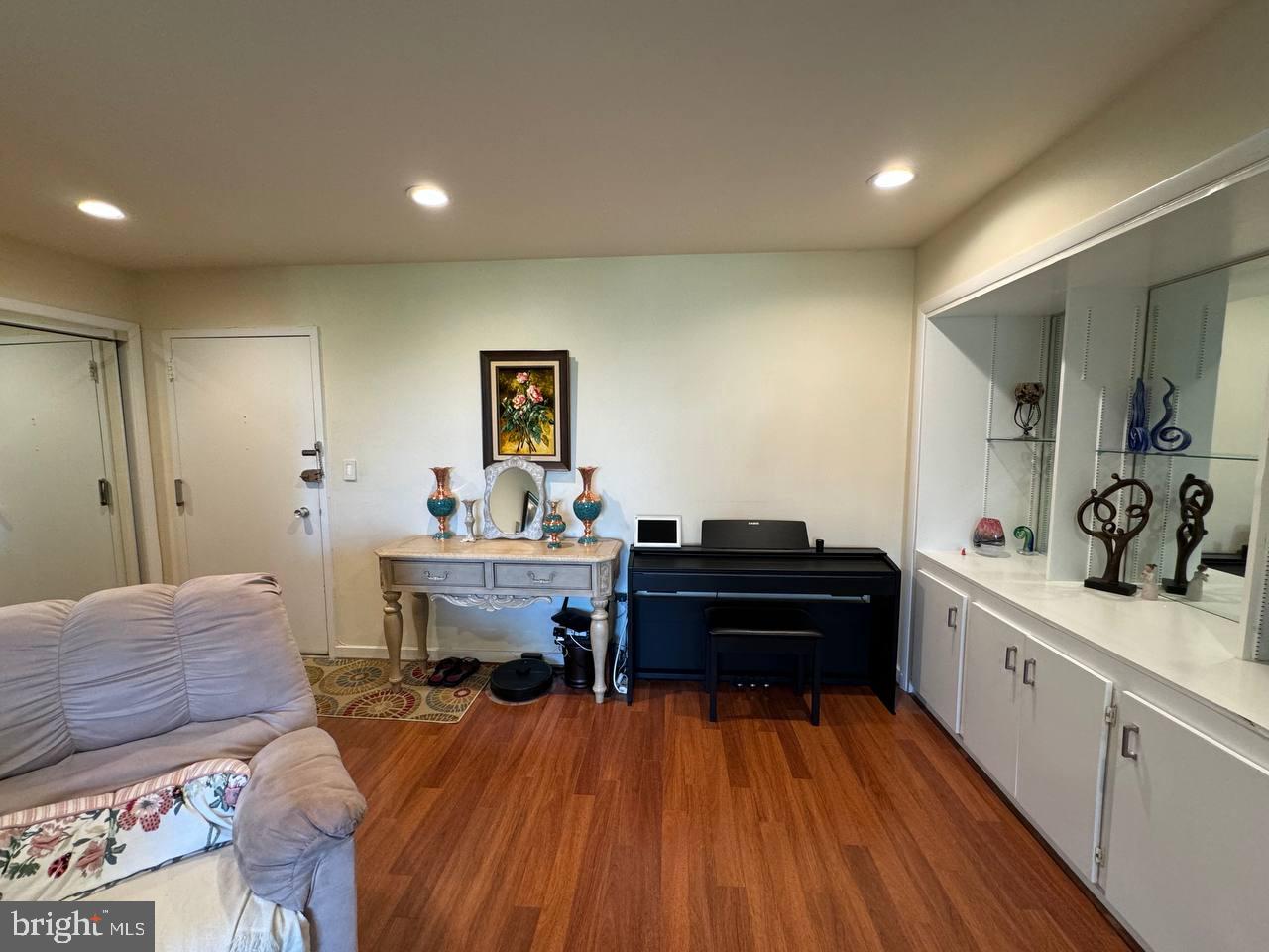 LAKESIDE TERRACE - Residential Lease