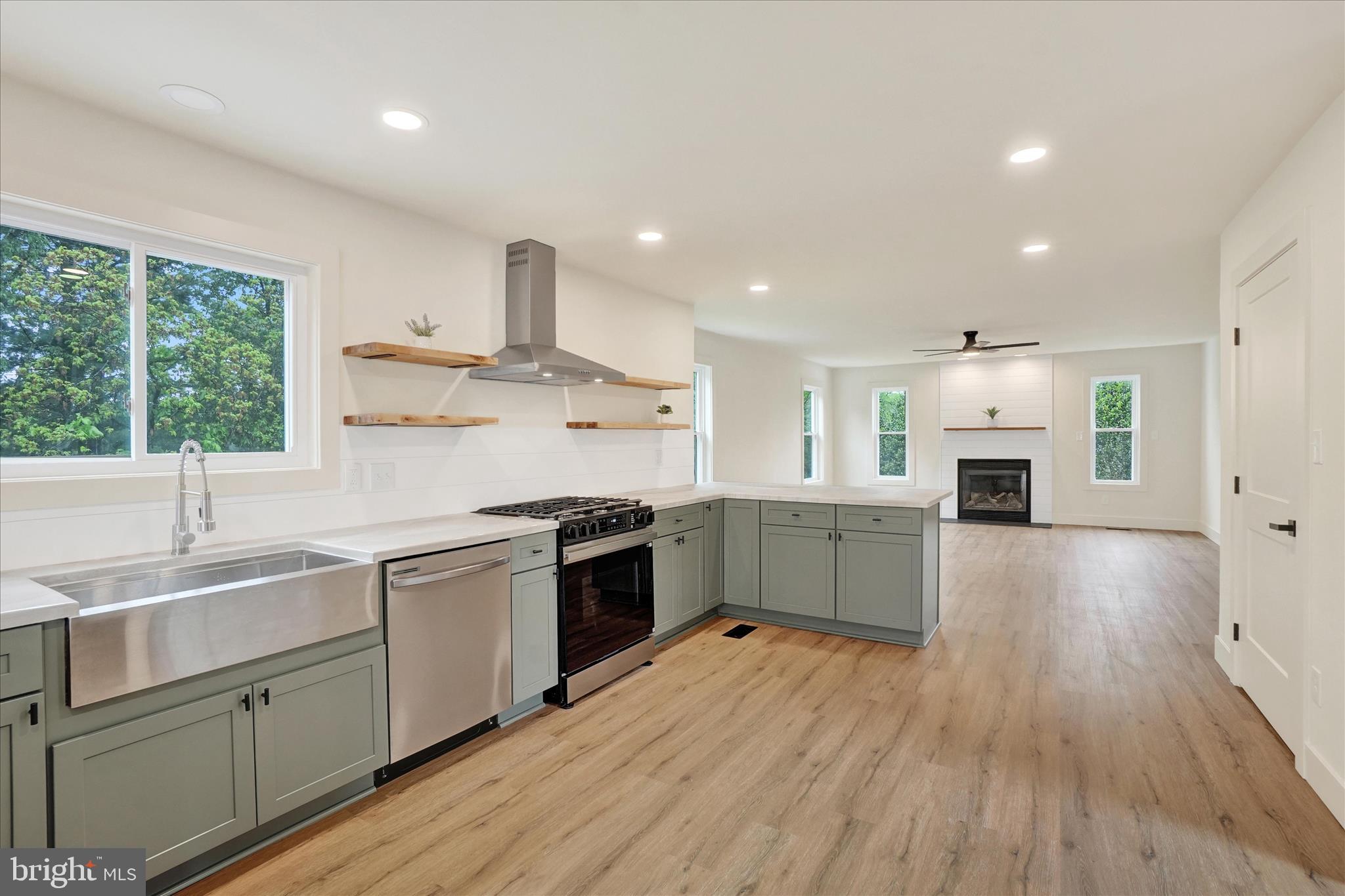 COLONIAL MEADOWS - Residential