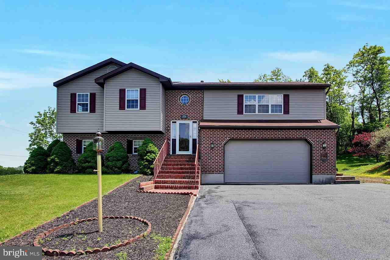Move right in and call this one home! Spacious split entry w/ 2 car garage + another 1 car garage on the side. Kitchen has updated stainless steel gas stove and built in dishwasher, separate dining area leads to sun room, large living rm, lower level family rm w/gas fireplace. Roomy 4th BR in lower level w/full bath & walkout to covered patio. Level rear yard. New carpeting & fresh paint. Home is vacant so quick settlement possible!