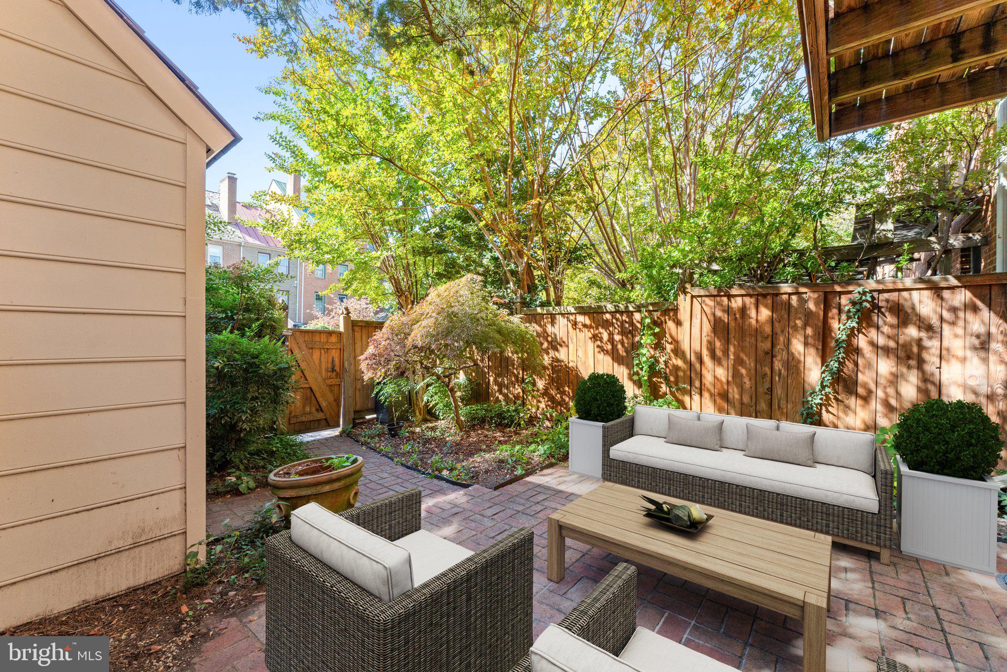 COLLEGE HILL TOWNHOMES - Residential