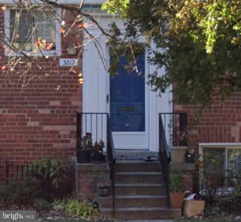 Charming 1 bedroom condo in Parkfairfax. Sunny and open living room and dining room. Spacious bedroom with nice closet space. Excellent location close to community amenities! It has easy access to downtown DC and other commuter routes. Pets case by case. All TAG Home Management residents are required to be enrolled in the Resident Benefits Package (RBP) which includes HVAC air filter delivery (for applicable properties), Renters Insurance from A-rated carrier, credit building, $1M identity protection, utility concierge service making utility connection a breeze during your move-in, our best-in-class resident rewards program, and much more!