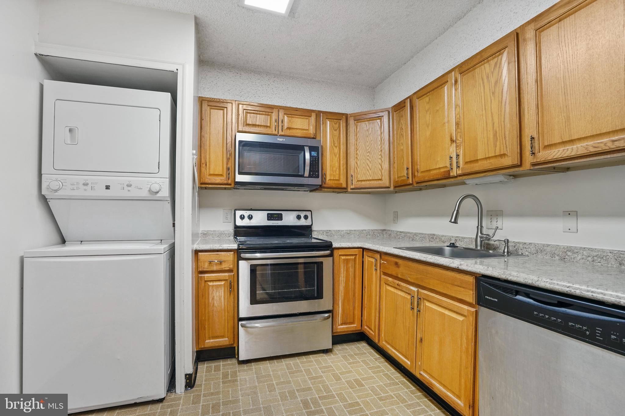 LAKESIDE PLAZA - Residential Lease