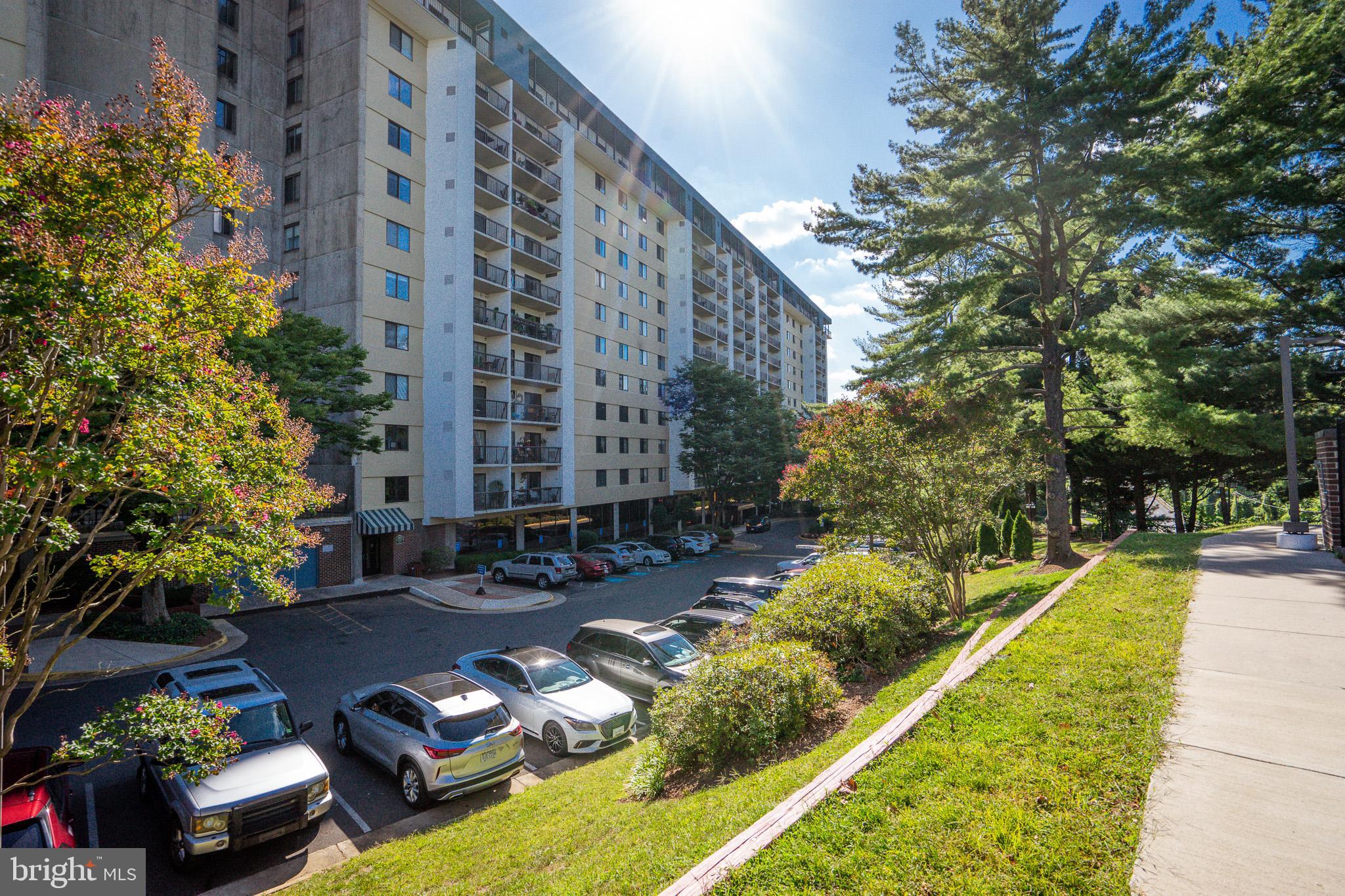 BRIGHT & AIRY 3 BR or 2BR+Den  2.5  BATH, LARGE BALCONY OVERLOOKS WOODED PARK, LARGE WALK-IN CLOSETS + PANTRY AND ALL THE AMENITIES OF BEAUTIFUL LAKESIDE PLAZA. , New hardwood floors—-FRESH PAINT, NEWER STOVE, MICROWAVE. 1 Covered Reserved Garage Parking Space  and storage bin - Lakeside Plaza features Indoor Swimming Pool, Hot Tub, Sauna, Gym, Tennis Court, and Outdoor Pool - 3.9 Miles to East Falls Church Metro or 4.2 Miles to Ballston Metro - Minutes to Shopping & Restaurants at Baileys Crossroads - Only 1 Mile to Trader Joe's and 2 Miles to Giant - Under 3 Miles to Seven Corners Shopping & Under 8 Miles to Georgetown in DC - 8.2 Miles to Kennedy Center - 8.4 Miles to Ronald Reagan National Airport - Backs to Holmes Run Stream Valley Park...
No Smoking, Wiping or eCigarette in the Unit or in the Balcony. No Pet allowed. Pest control is the responsibility of the Tenant.