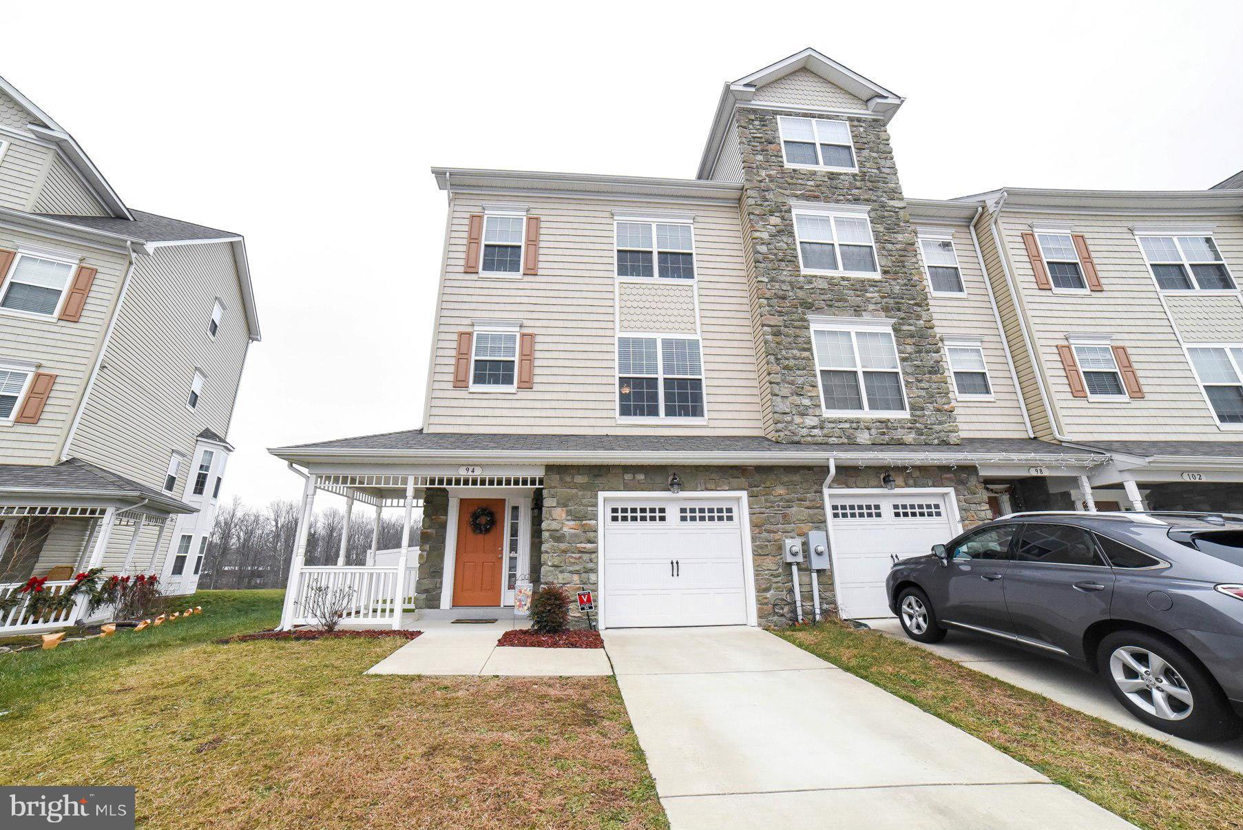 3 lvl stone front end unit w /wrap around porch. Country kit w/42" cabinets, granite, isl & desk. Lux mstr ste w/ vaulted ceilings, att'd lux ba w/soak tub, sep shr, ceramic tile. Features... composite deck, fenced backyard, open floor plan, 1 car gar, 9' ceilings, sprinklers, alarm syst, ceiling fans in all BRs, upstairs laundry. Community amenities...playground, upcoming ball field & club house.