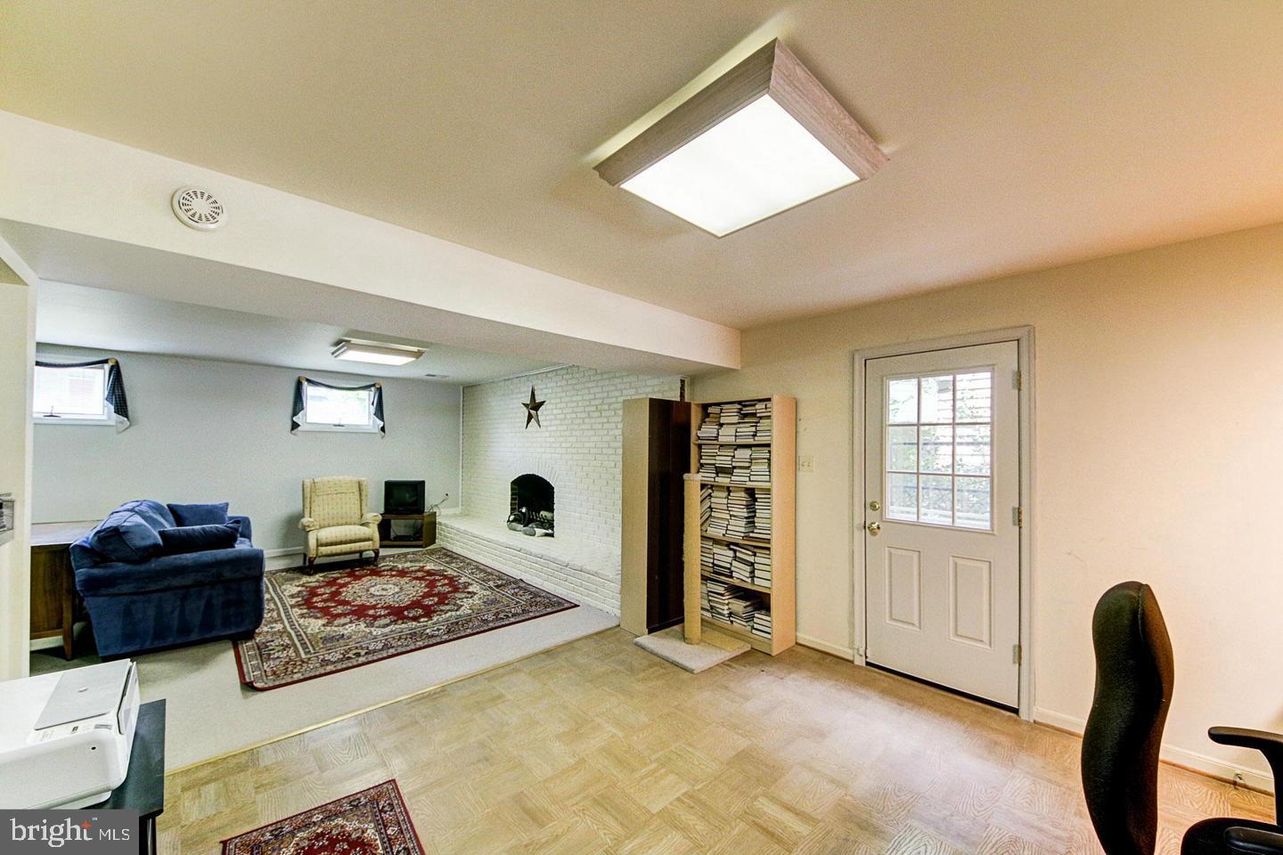 KINGS MANOR - Residential Lease