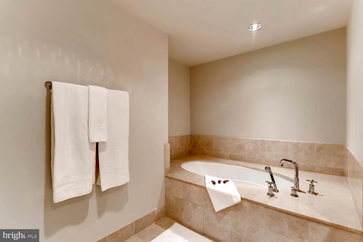THE RITZ-CARLTON RESIDENCES - Residential Lease