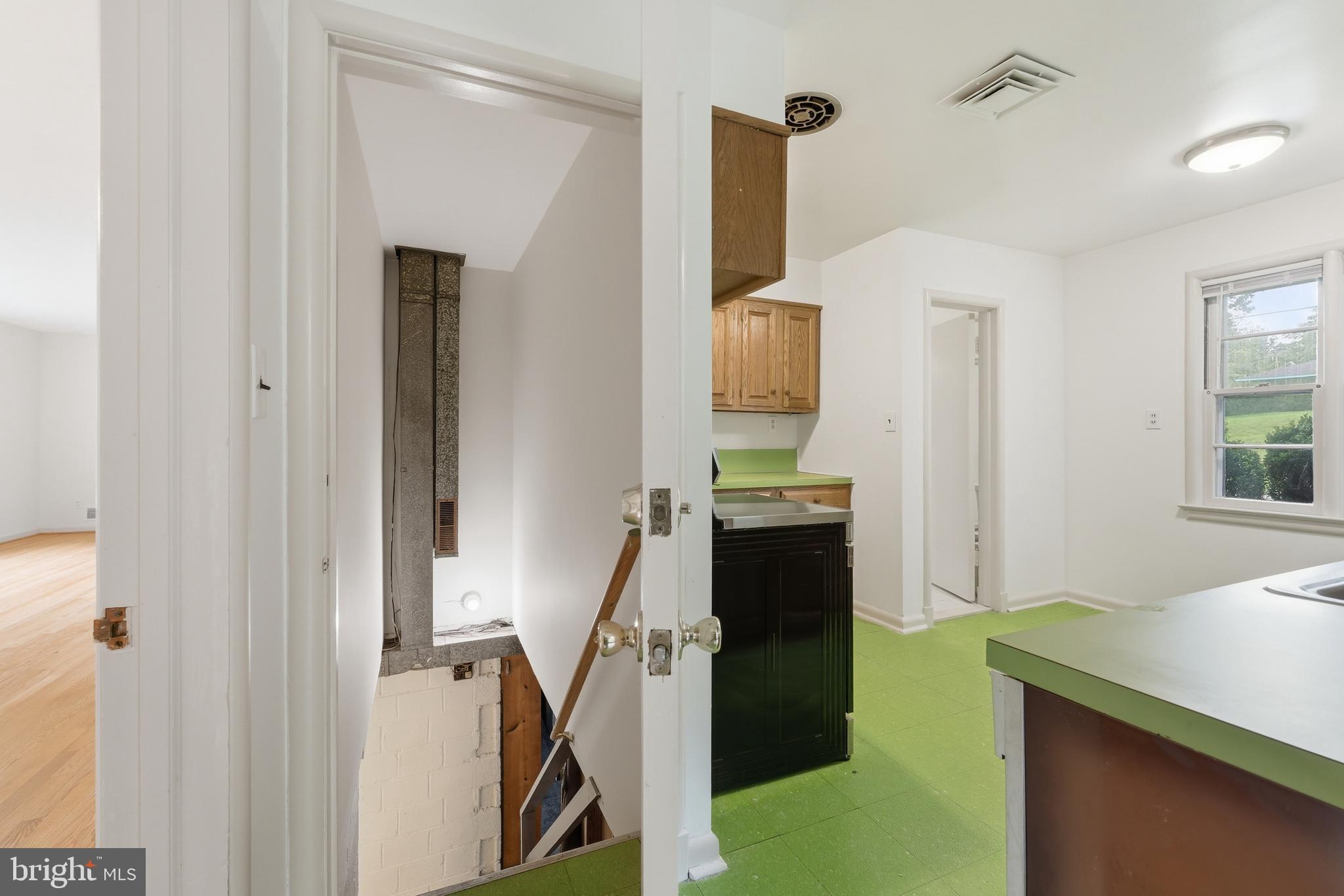 BURNT MILLS GAR-VILL - Residential
