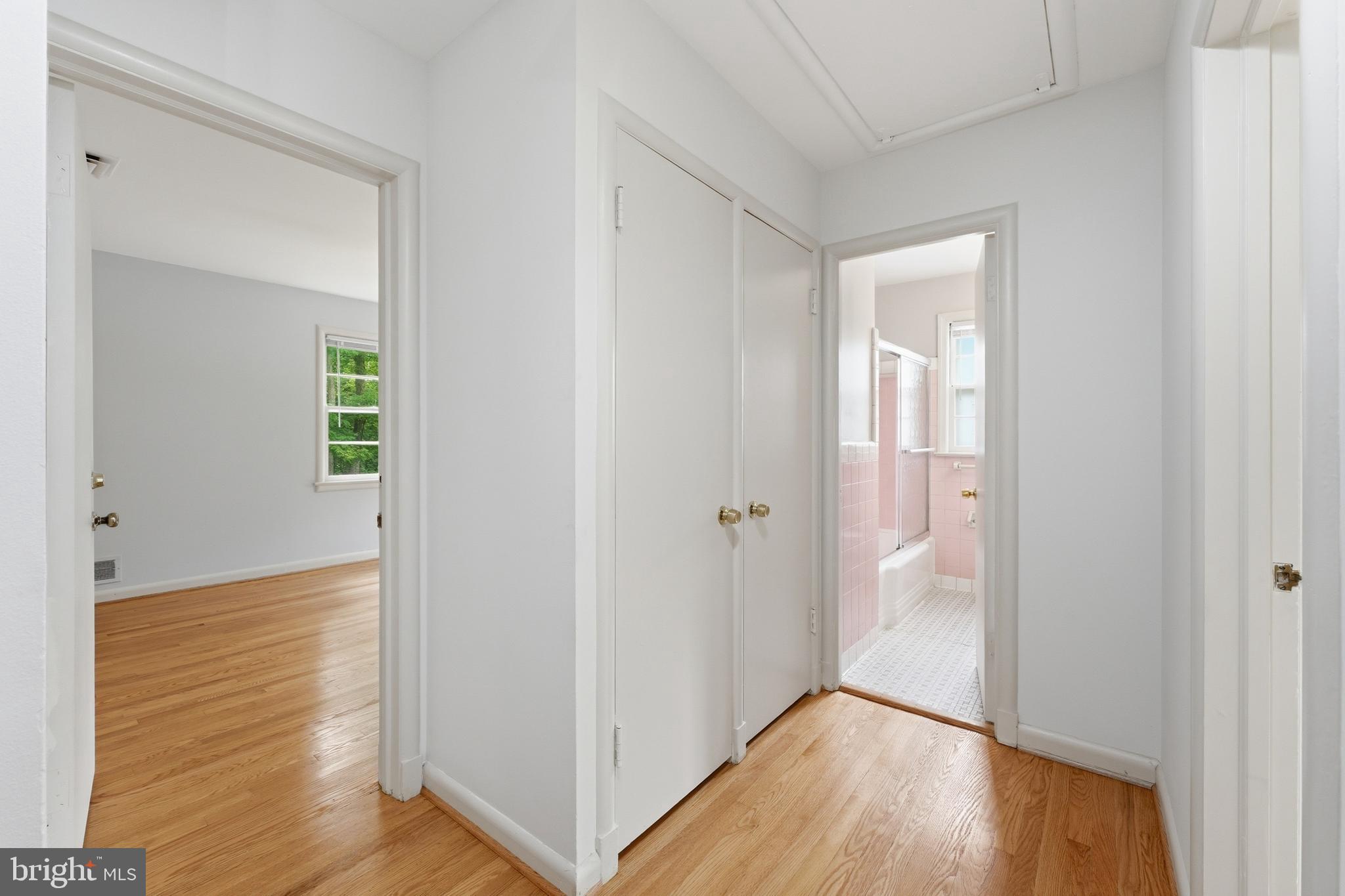 BURNT MILLS GAR-VILL - Residential