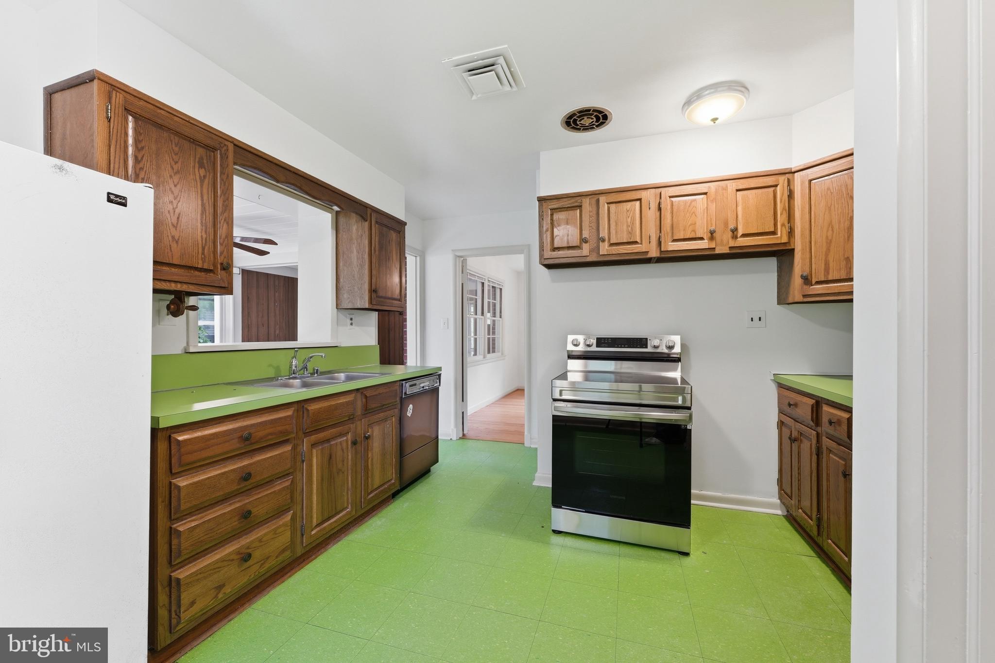 BURNT MILLS GAR-VILL - Residential