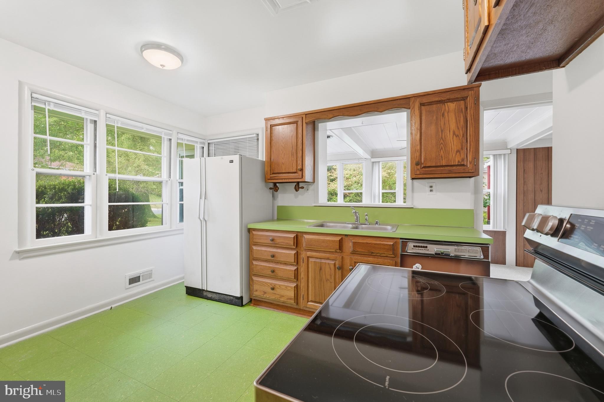 BURNT MILLS GAR-VILL - Residential