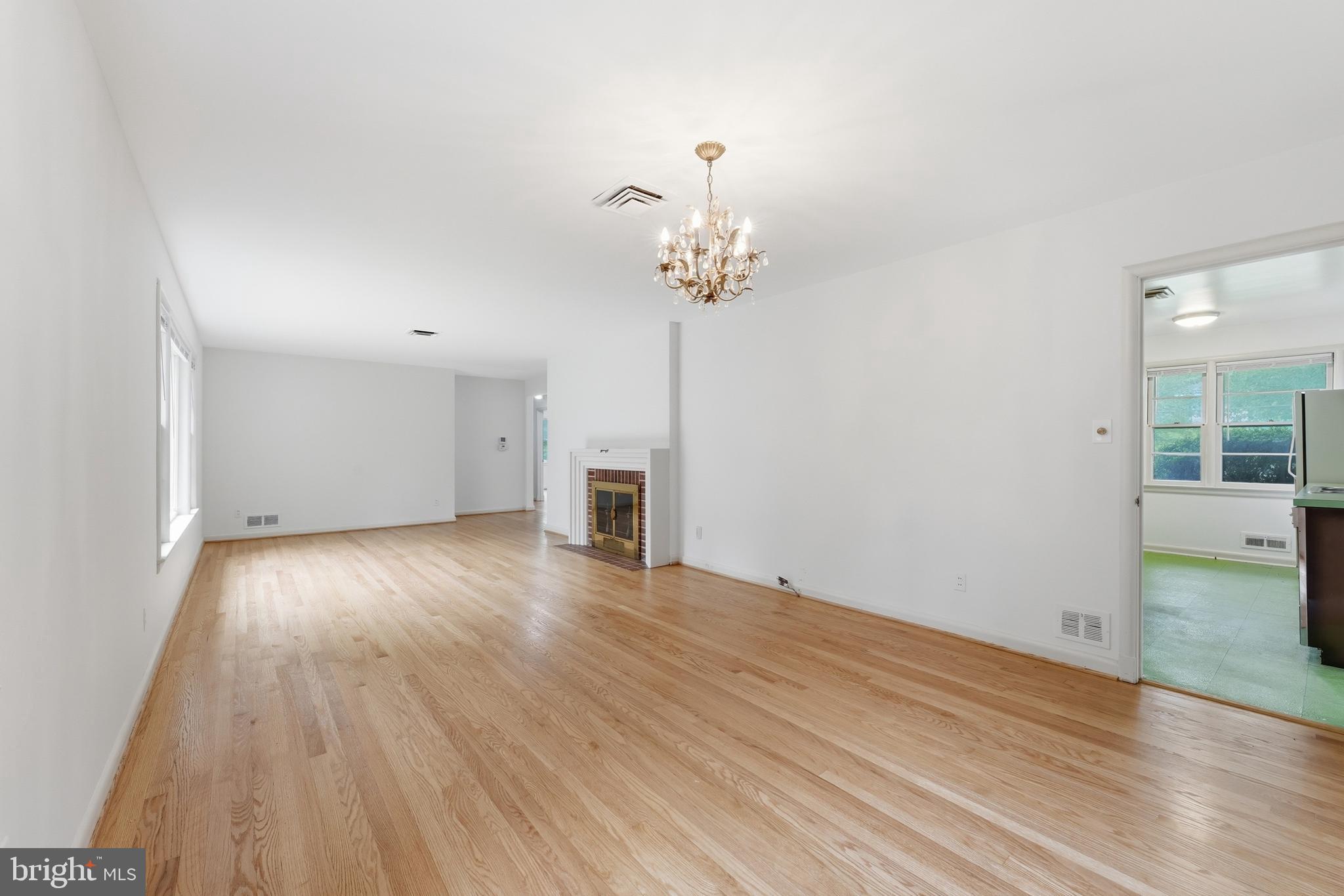 BURNT MILLS GAR-VILL - Residential