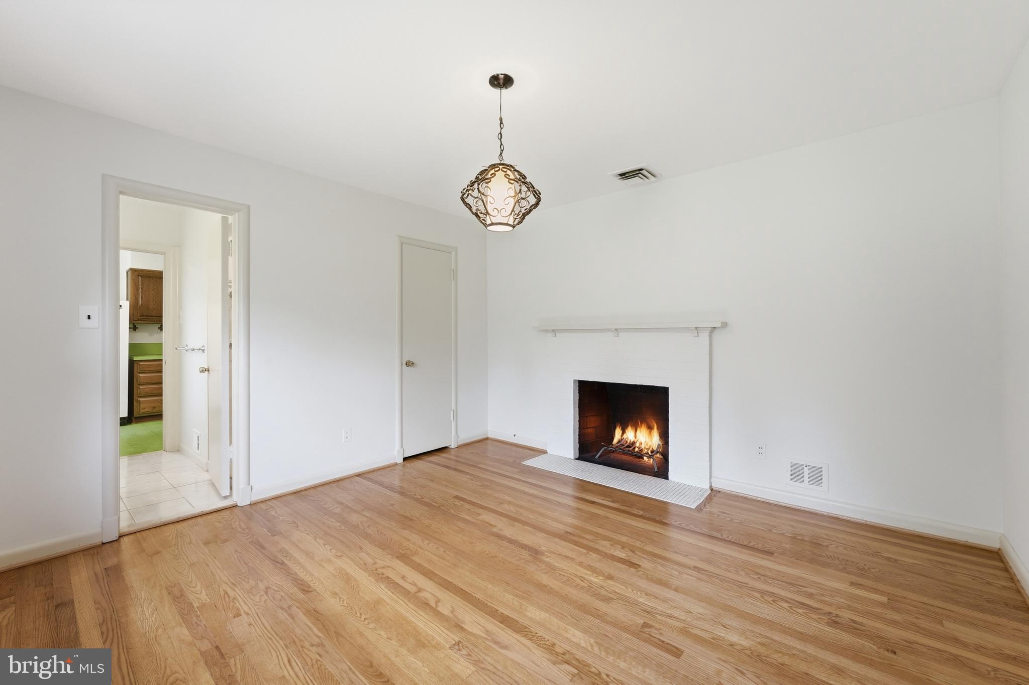 BURNT MILLS GAR-VILL - Residential