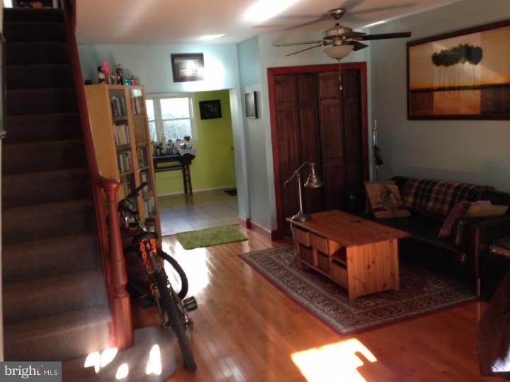 This is a nicely renovated 3 bed/1 bath home near Pennsport that features modern kitchen and bath. Hardwood floors throughout with washer/dryer in the basement. Third bedroom is more suited for a office or large closet. Available Feb 1st. Conveniently located to businesses, shopping, restaurants, public transportation and so much more!!! Easy to show. Make your appointment today.
