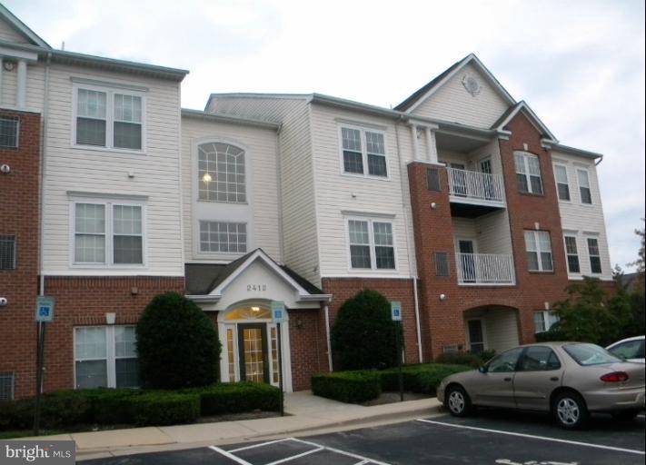 Elegance will greet you at the front door. Just waiting for your final touches. Neutral Carpet just installed & new Vinyl Kitchen Floor Owner has just had this Condo professionally painted enhancing the" Like New Look" of this home. It features Split bedroom plan & 2 full baths. Sunny & Bright Unit with Spacious living room, Plus Den/ Office. Enjoy morning coffee out on the balcony. Elevator too!