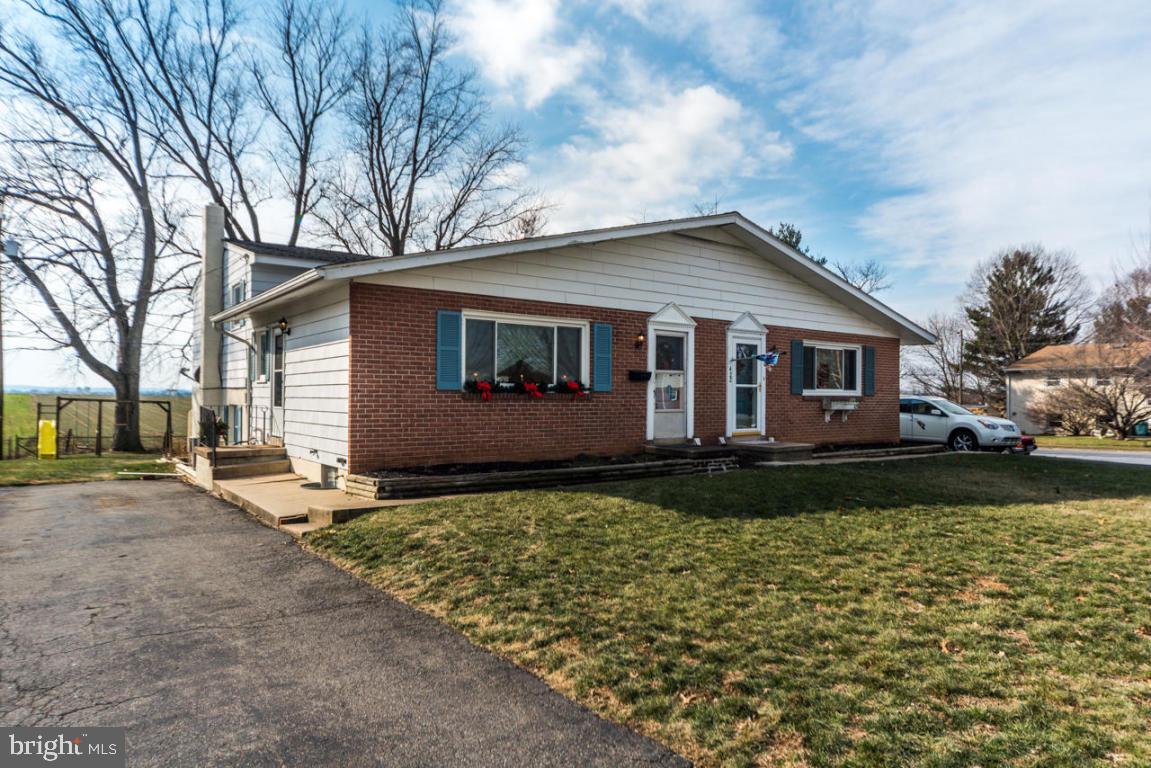 SPLIT LEVEL HOME WITH HARDWOOD FLOORS, CUSTOM CLOSETS, BOOKSHELVES AND BATHROOMS. QUIET NEIGHBORHOOD WITH A GREAT FARM VIEW. NEW FURNACE, WINDOWS, AND WATER SOFTENER. VERY WELL MAINTAINED.