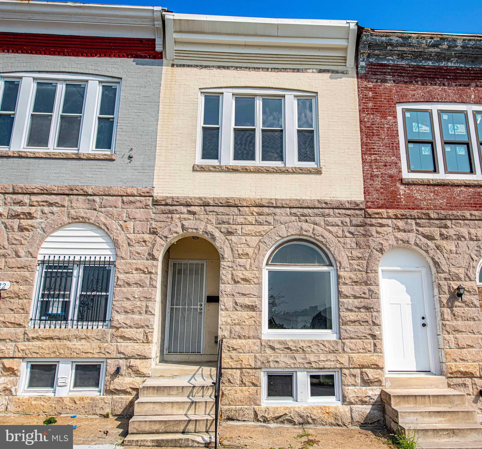 A Beautifully renovated 3 bedroom townhome overlooking the John's Hopkins Skyline!
Featuring a stone breakfast bar, stainless steel appliances . Spacious main bedroom with views of the city.
Plenty of storage room with heigh ceilings in the basement. New privacy rear fence to enjoy with the family.
Roof and Ac have been updated within the last 5 years. Electric and plumbing also recently updated.
The property has been certified lead free.
