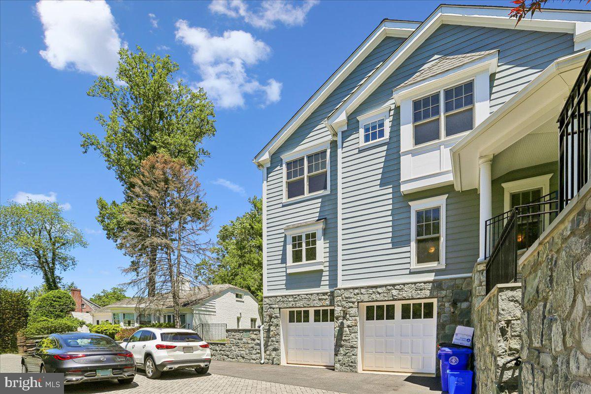 ENGLISH VILLAGE - Residential