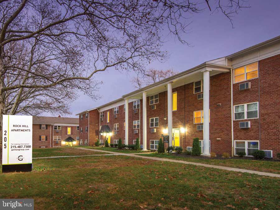 Rock Hill Apartments is an updated rental community in Manayunk.  This one bedroom apartment features  a modern kitchen, newer appliances, and an in-unit washer and dryer.   Our one bedroom floor plan in Philadelphia’s desired Manayunk neighborhood has an open-style layout fitted with a variety of great amenities and community features. Rock Hill also welcomes pets, so make sure to take a look at our pet policy!