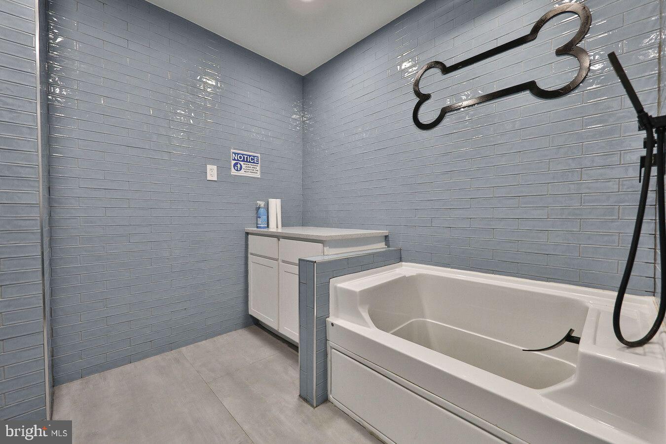 UNIVERSITY CITY - Residential Lease