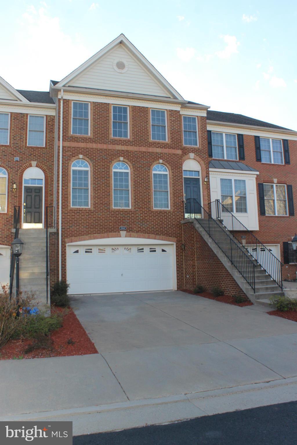 GORGEOUS 3BR 2.5BA TH IN LOUDOUN VALLEY ESTATES, UNBELIEVABLE VIEW, BACKS TO A LAKE, FEELS LIKE SINGLE FAMILY, 3 LVL , HARDWOOD ON ENTIRE MAIN LVL, SPACIOUS LIVING AREA, OPEN FLOOR PLAN W/ LOTS OF LIGHT, GREAT LOCATION CLOSE TO RT. 28, 267, DULLES AIRPORT, FUTURE METRO, MUCH MORE TO SEE GO SEE NOW!!