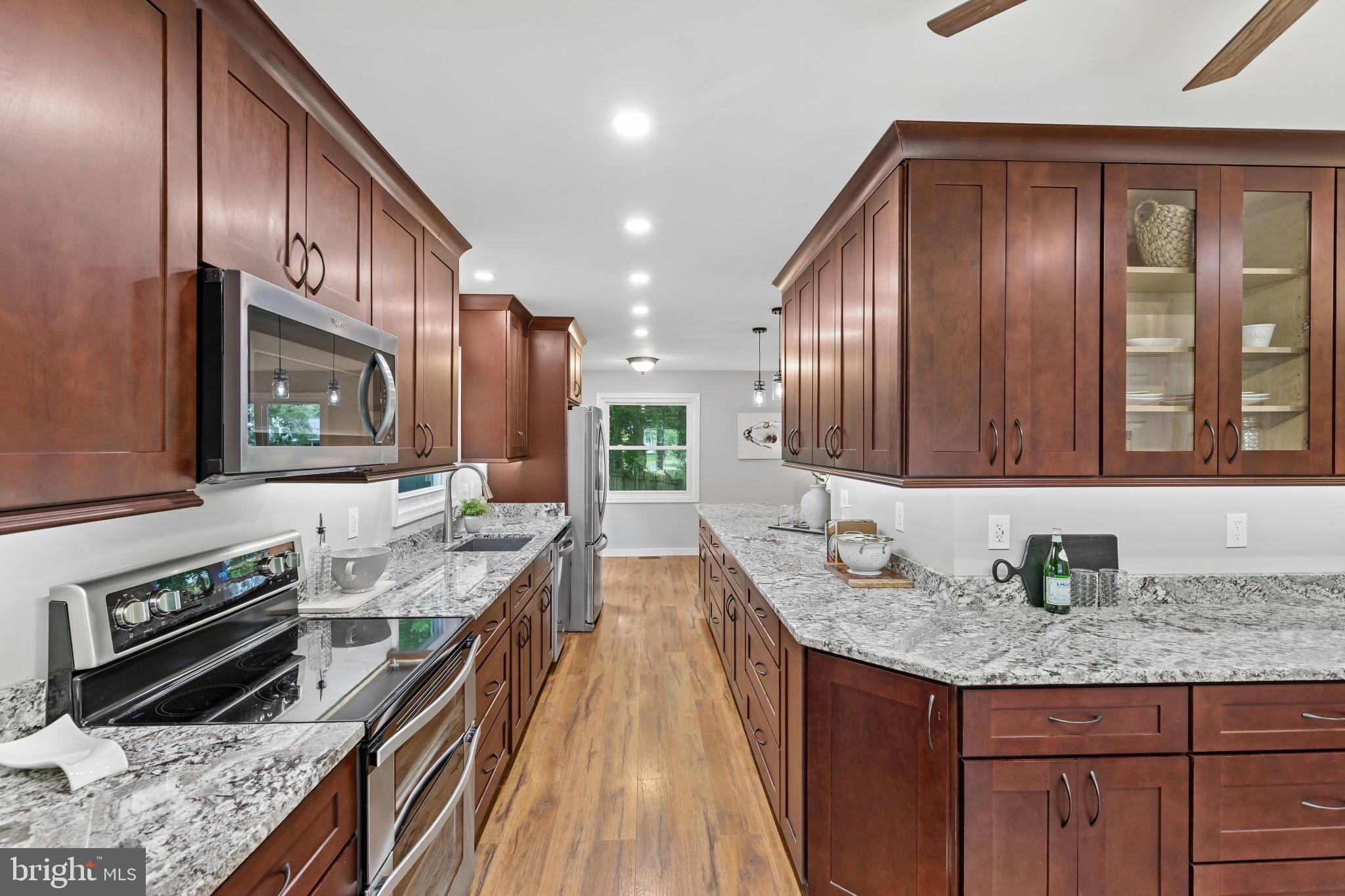 ROLLING KNOLLS - Residential