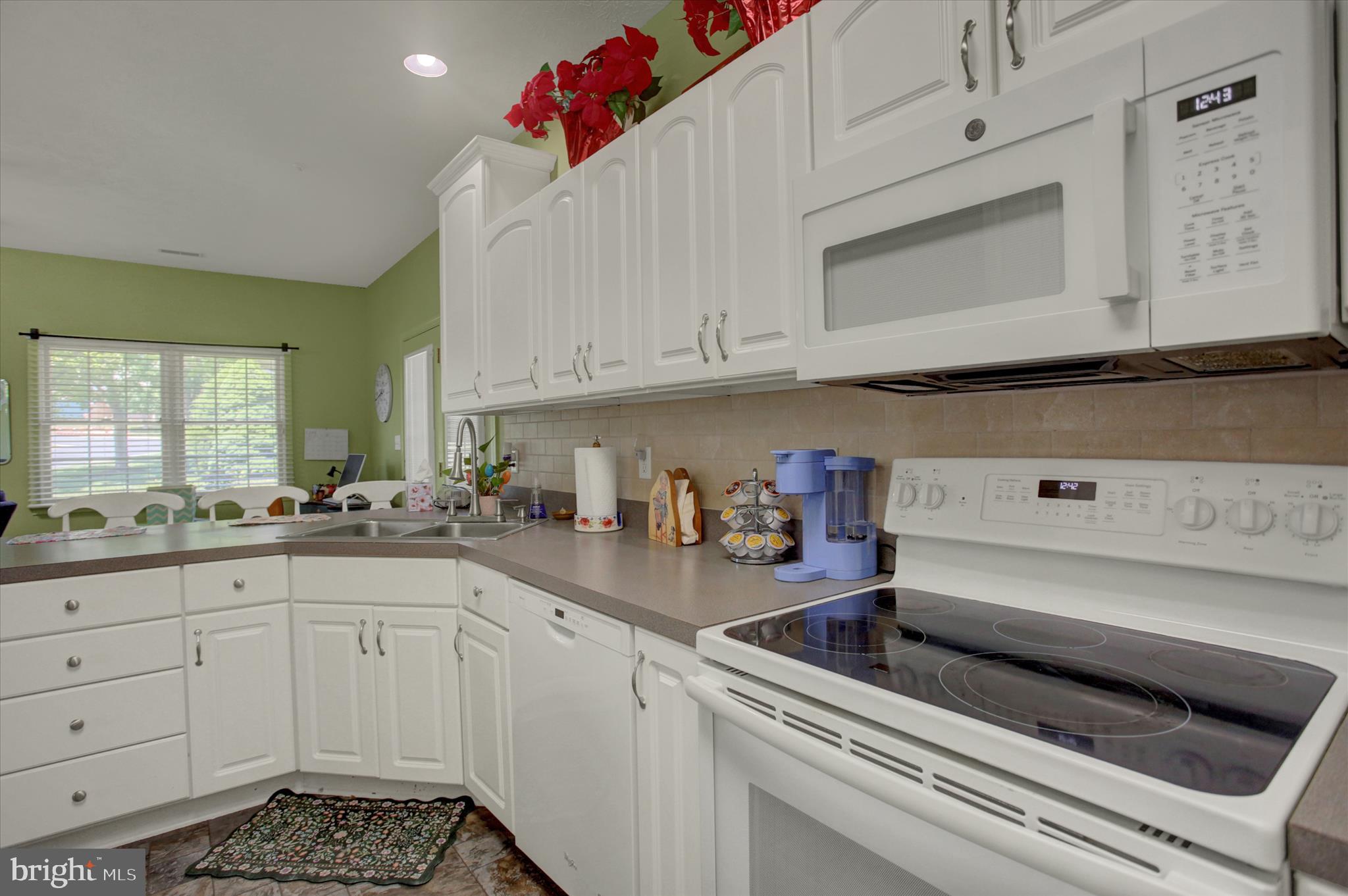 SUMMERLAND MANOR - Residential