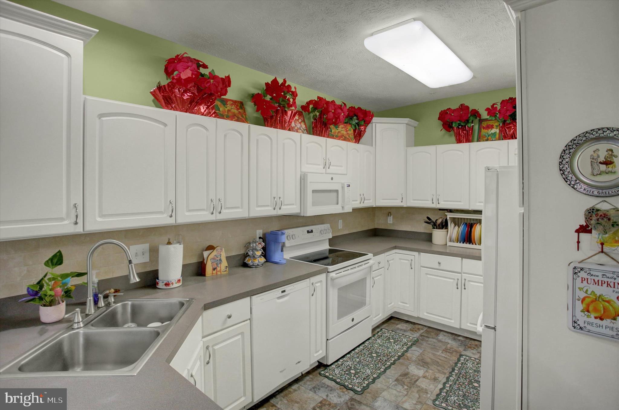 SUMMERLAND MANOR - Residential
