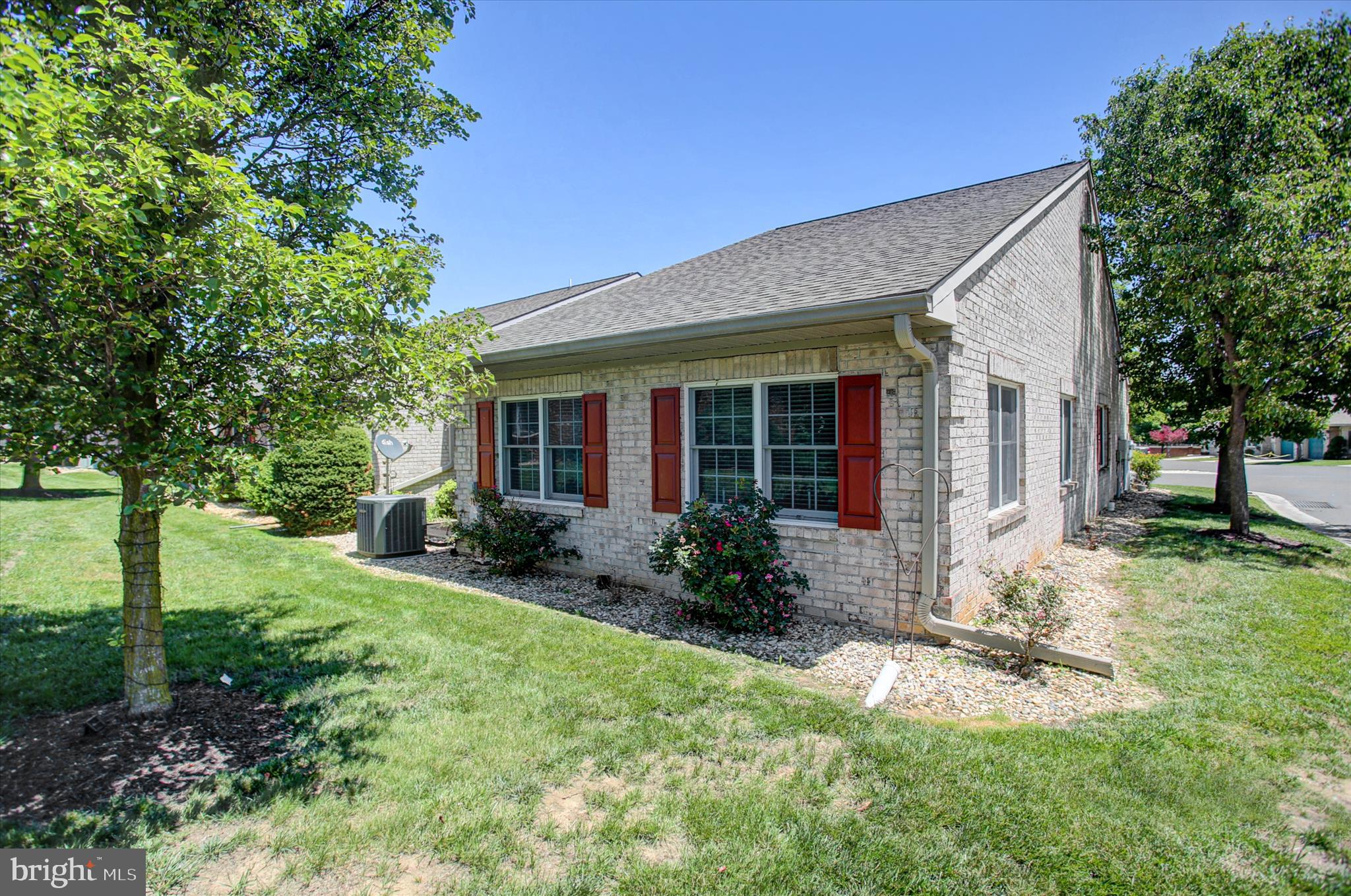 SUMMERLAND MANOR - Residential